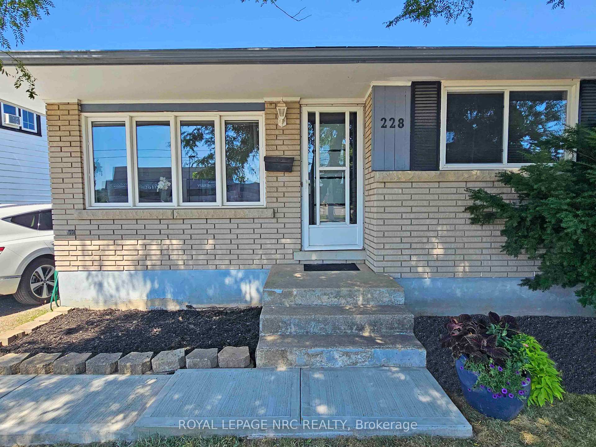 Photo 4 of 228 Pelham Road, St. Catharines, Western Hill — HOMEH
