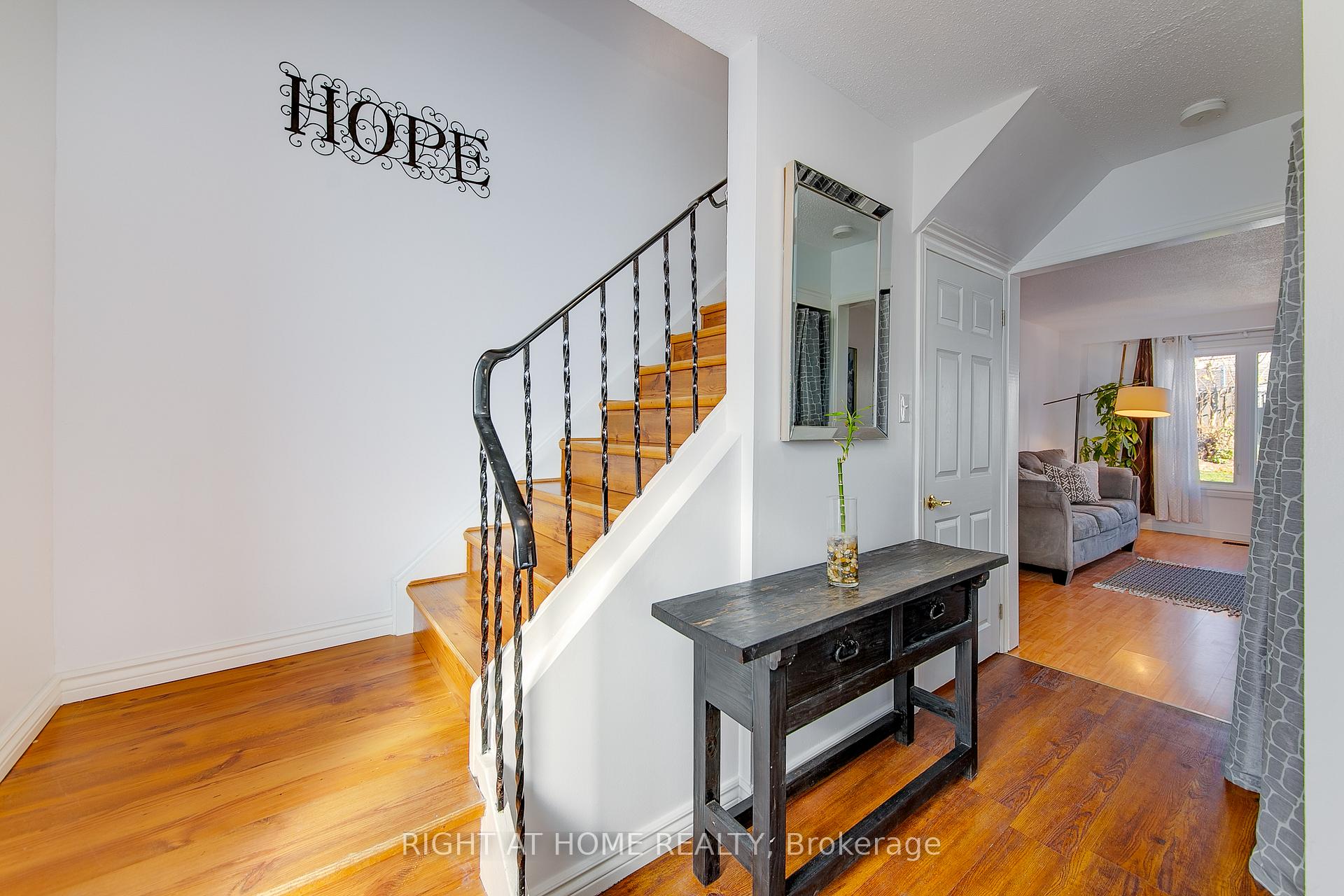 Photo 3 of 5 Dickens Drive, Barrie, Letitia Heights — HOMEH
