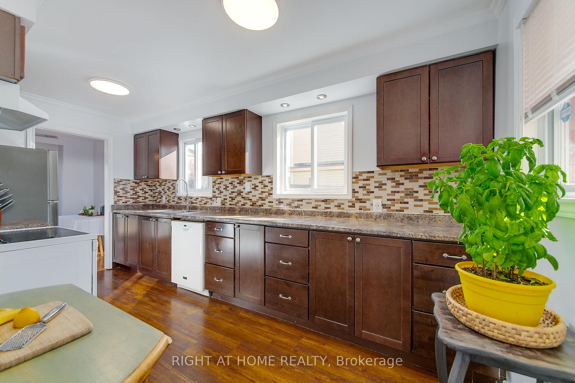 Photo 4 of 5 Dickens Drive, Barrie, Letitia Heights — HOMEH