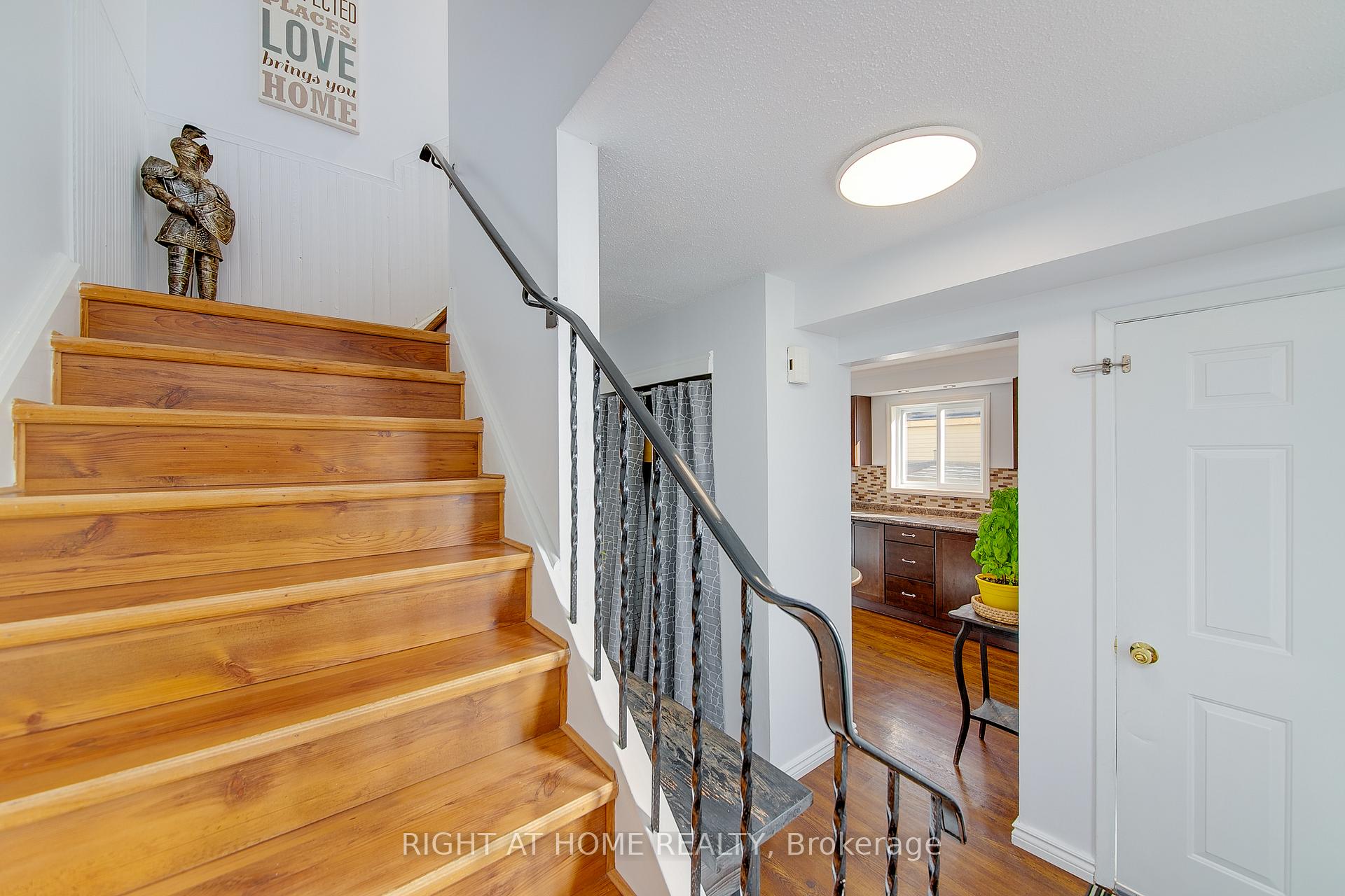 Photo 10 of 5 Dickens Drive, Barrie, Letitia Heights — HOMEH