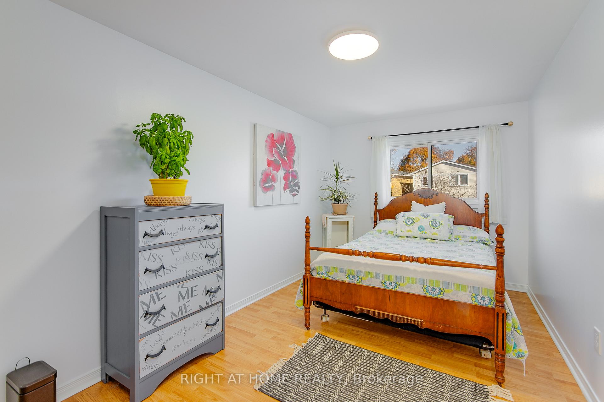 Photo 11 of 5 Dickens Drive, Barrie, Letitia Heights — HOMEH