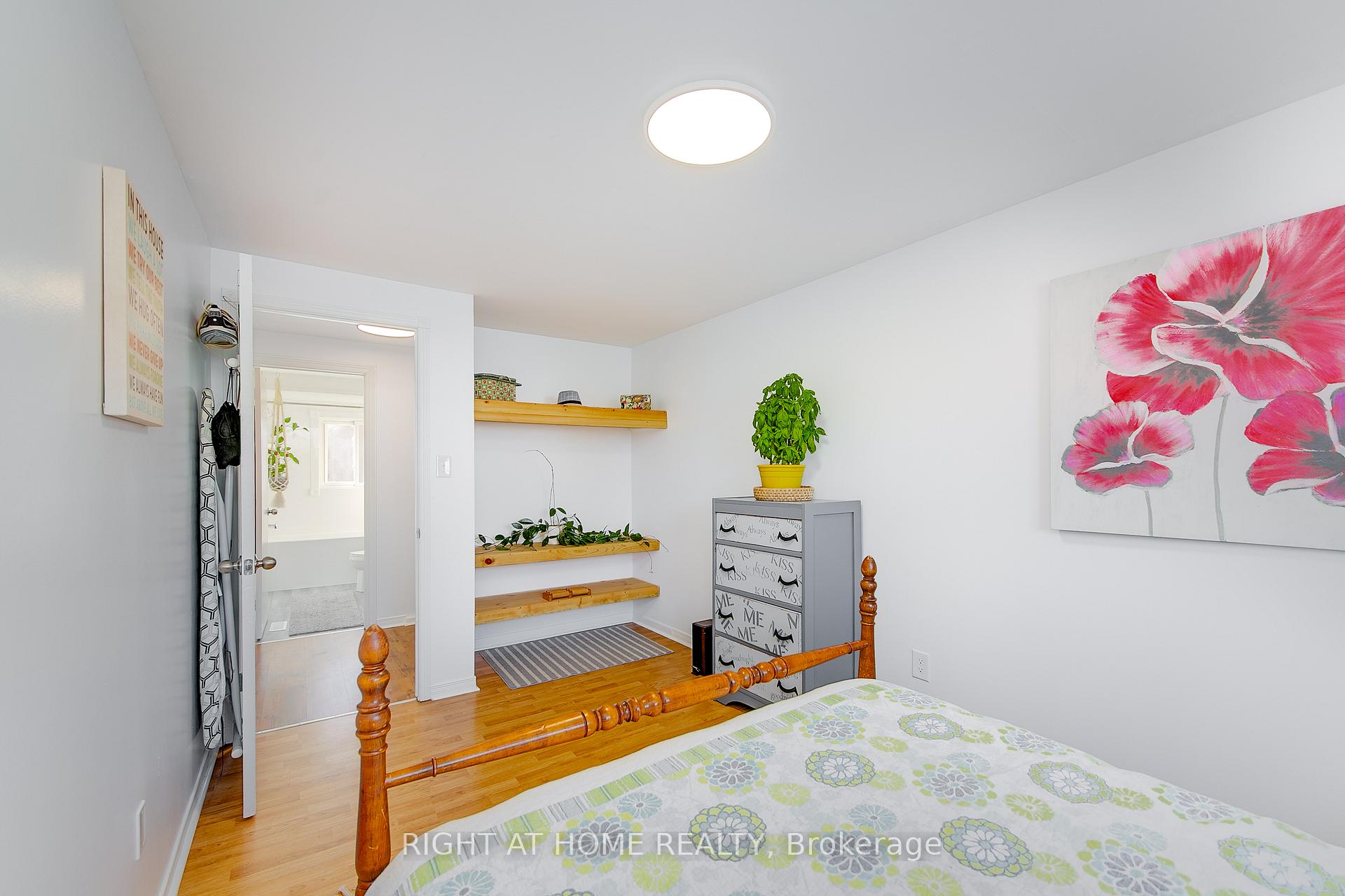 Photo 12 of 5 Dickens Drive, Barrie, Letitia Heights — HOMEH