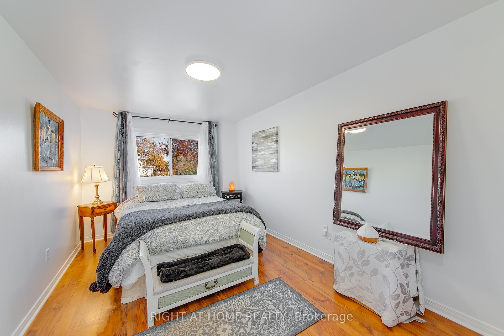 Photo 13 of 5 Dickens Drive, Barrie, Letitia Heights — HOMEH