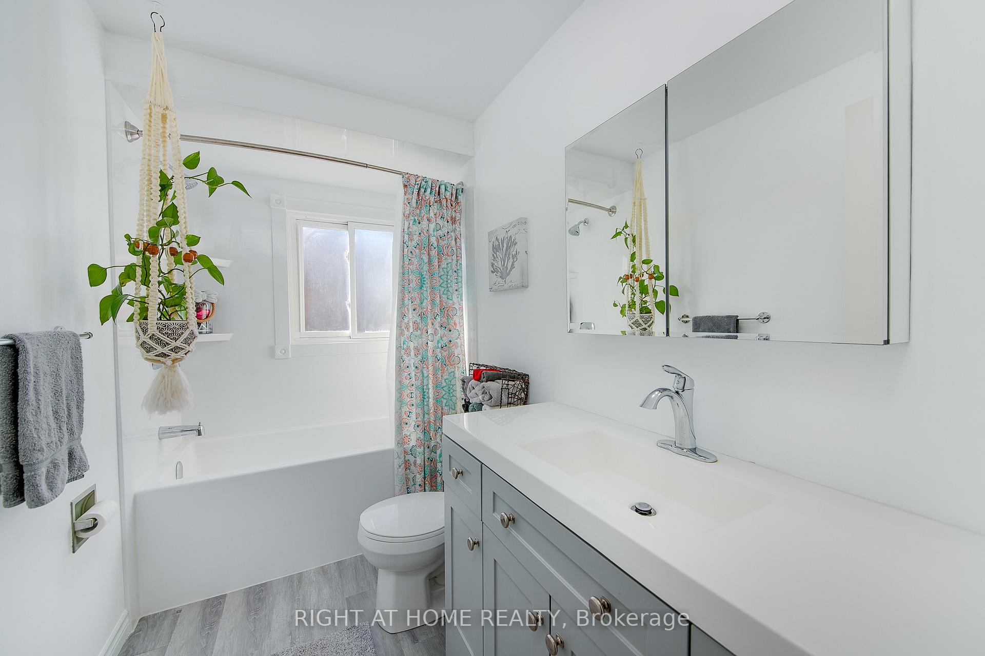 Photo 16 of 5 Dickens Drive, Barrie, Letitia Heights — HOMEH