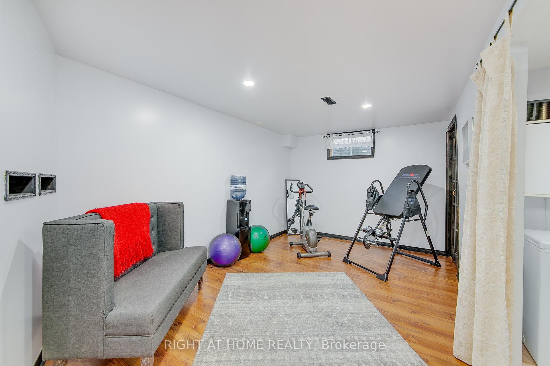 Photo 18 of 5 Dickens Drive, Barrie, Letitia Heights — HOMEH
