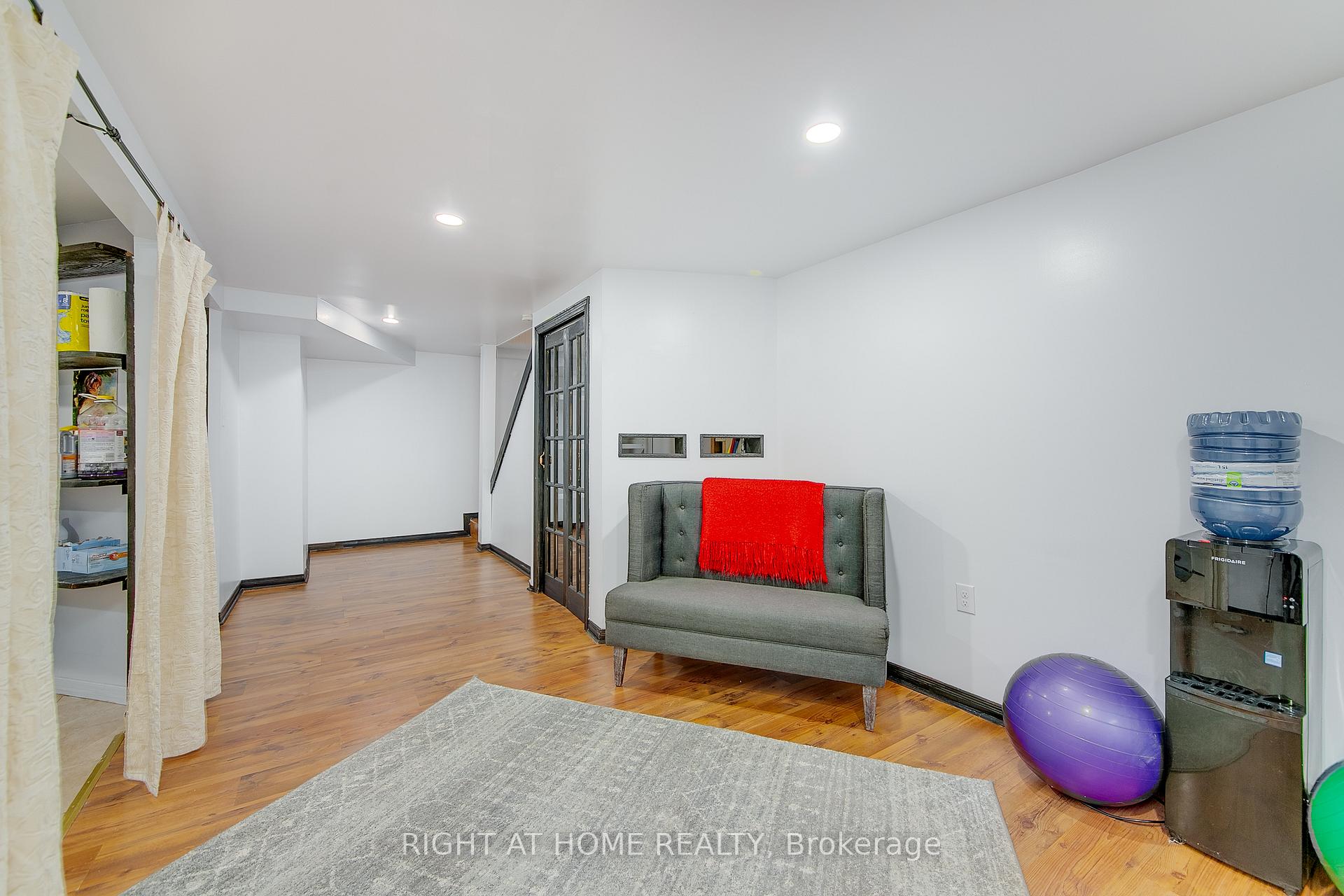 Photo 19 of 5 Dickens Drive, Barrie, Letitia Heights — HOMEH