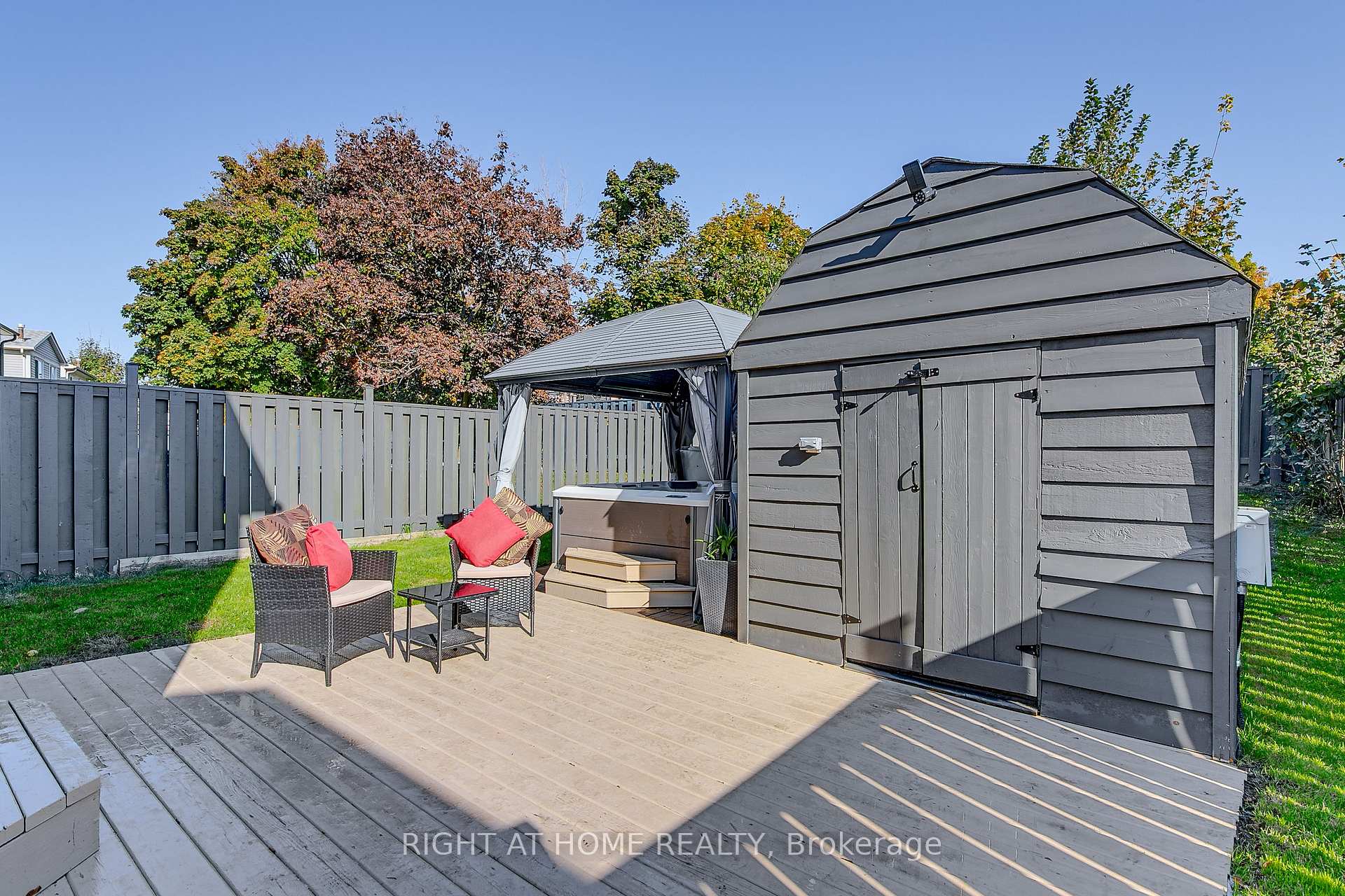 Photo 23 of 5 Dickens Drive, Barrie, Letitia Heights — HOMEH