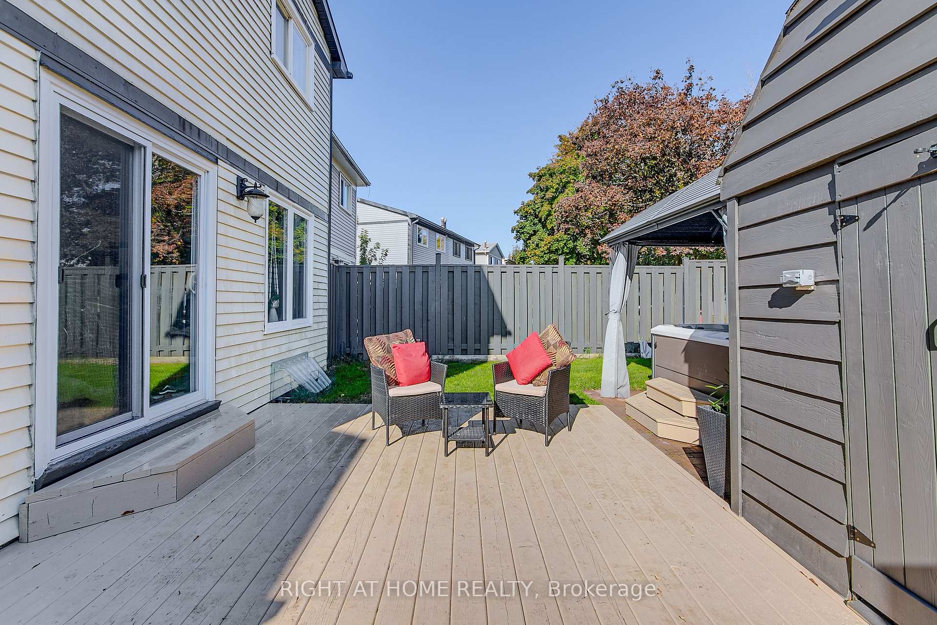 Photo 24 of 5 Dickens Drive, Barrie, Letitia Heights — HOMEH