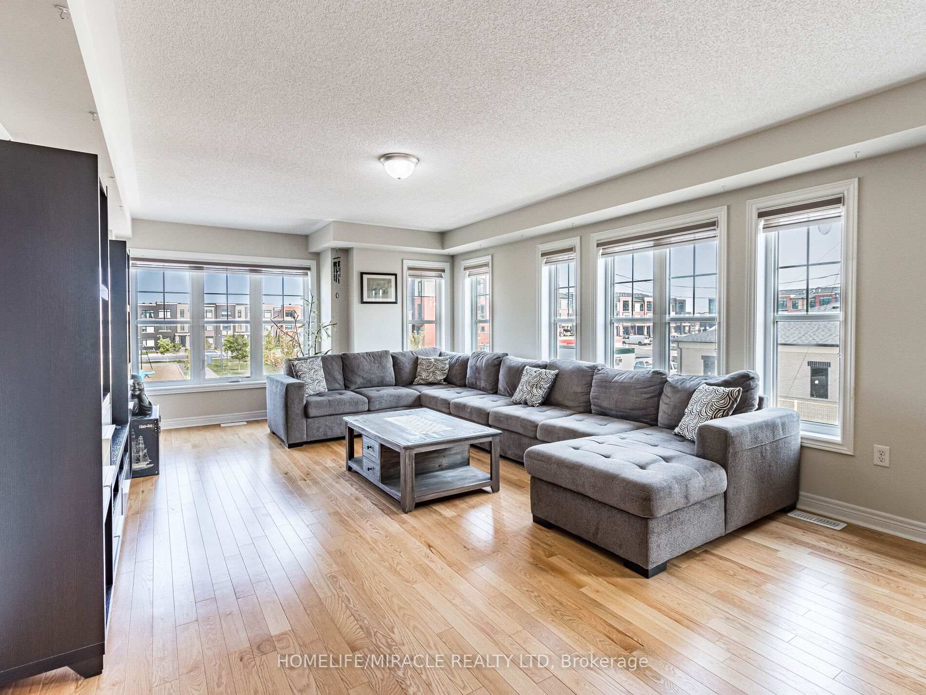 Photo 3 of 43 Finegan Circle, Brampton, Northwest Brampton — HOMEH