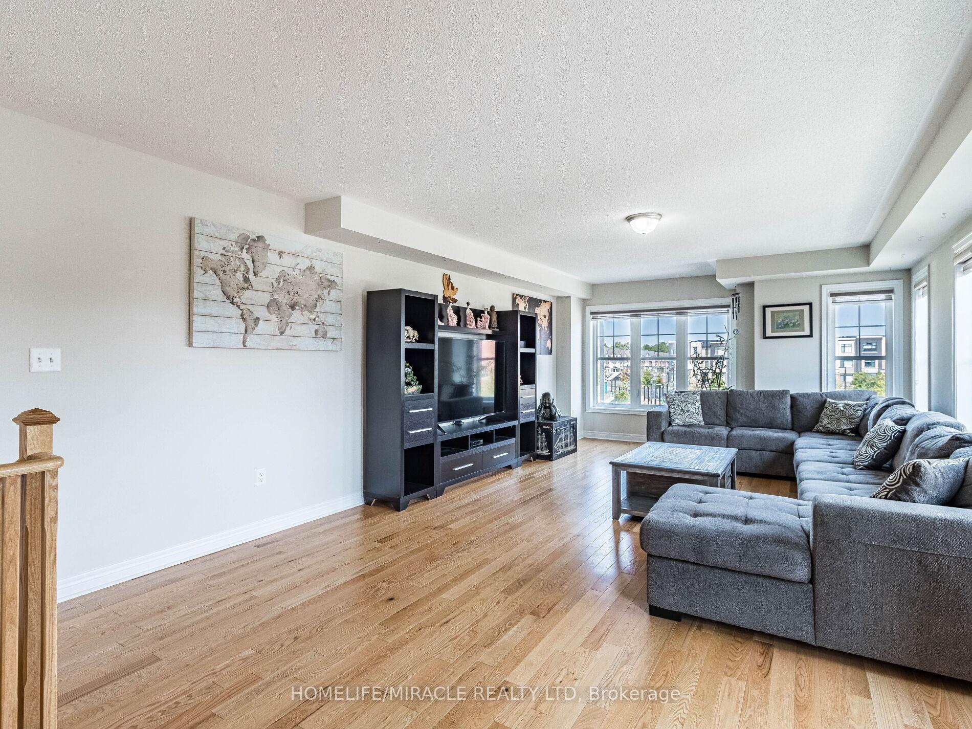 Photo 9 of 43 Finegan Circle, Brampton, Northwest Brampton — HOMEH