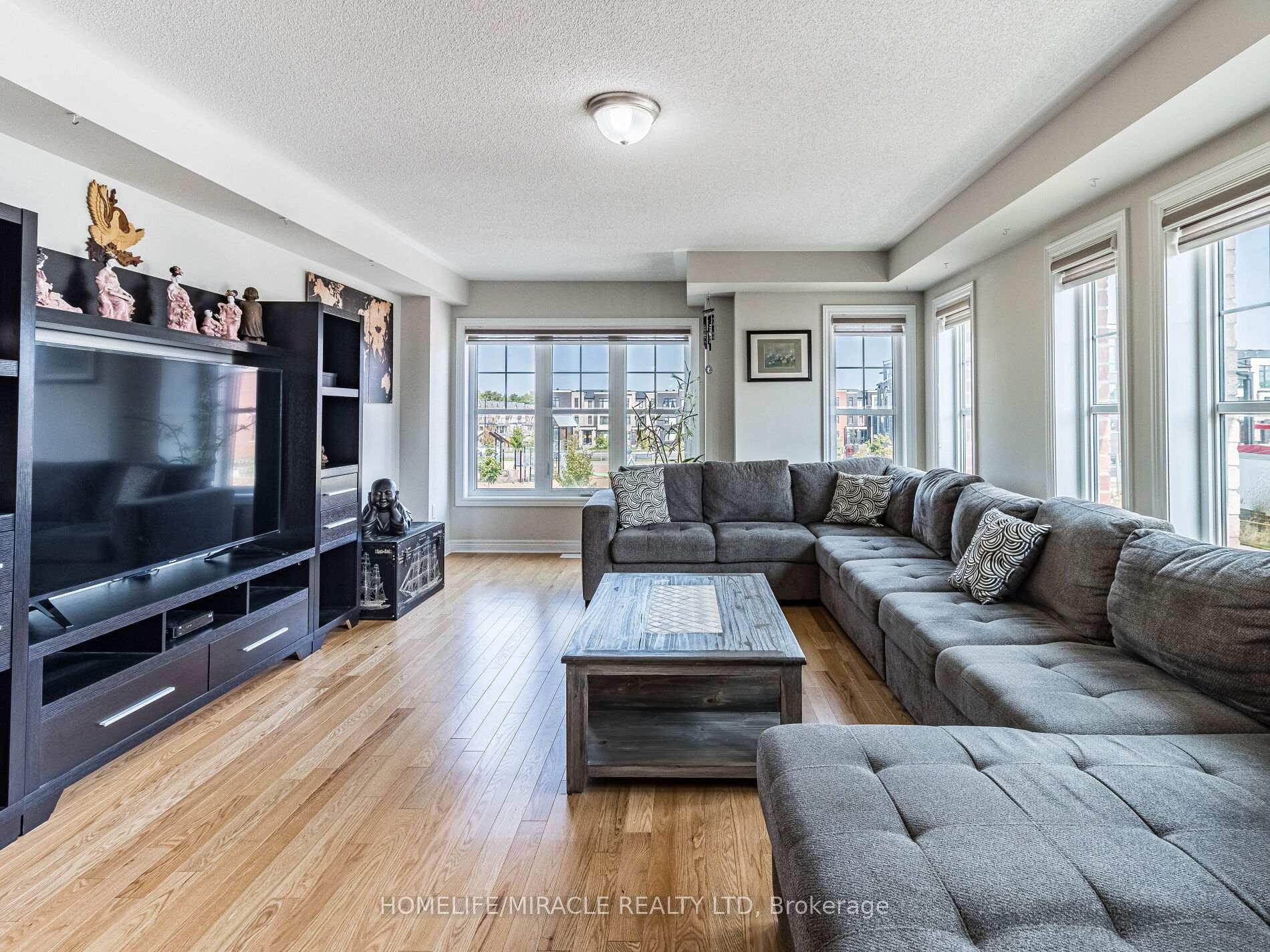 Photo 6 of 43 Finegan Circle, Brampton, Northwest Brampton — HOMEH