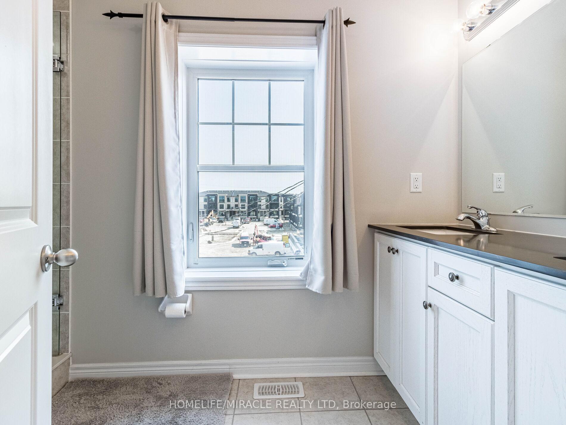 Photo 40 of 43 Finegan Circle, Brampton, Northwest Brampton — HOMEH