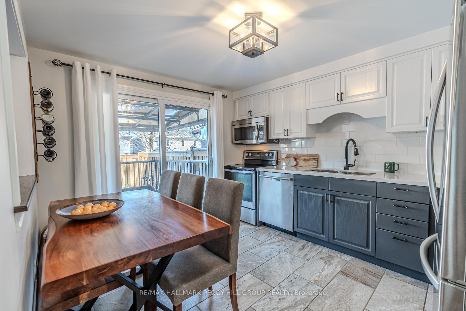 Photo 5 of 211 Nathan Crescent, Barrie, Painswick South — HOMEH