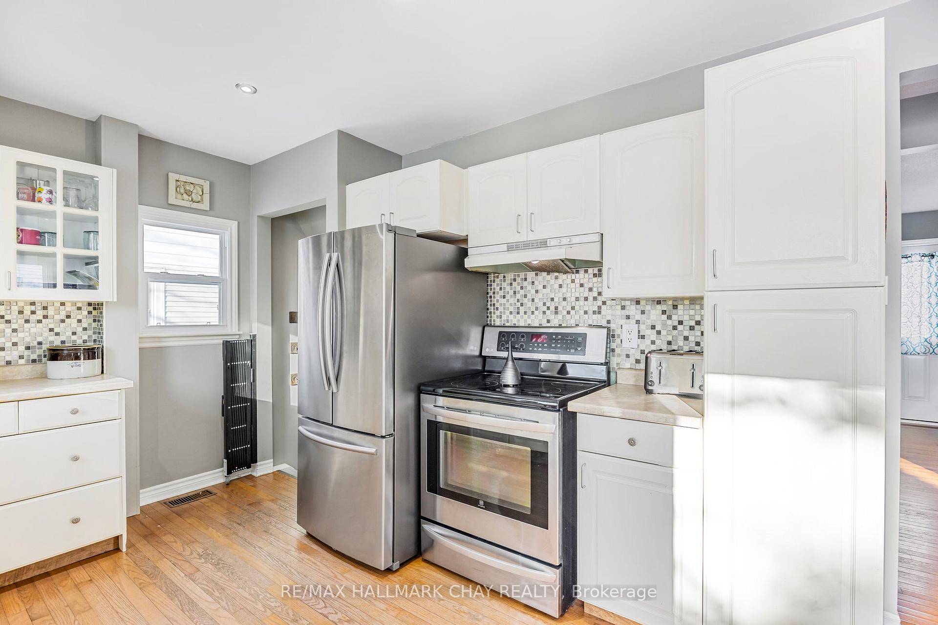 Photo 4 of 25 Campbell Avenue, Barrie, Allandale — HOMEH