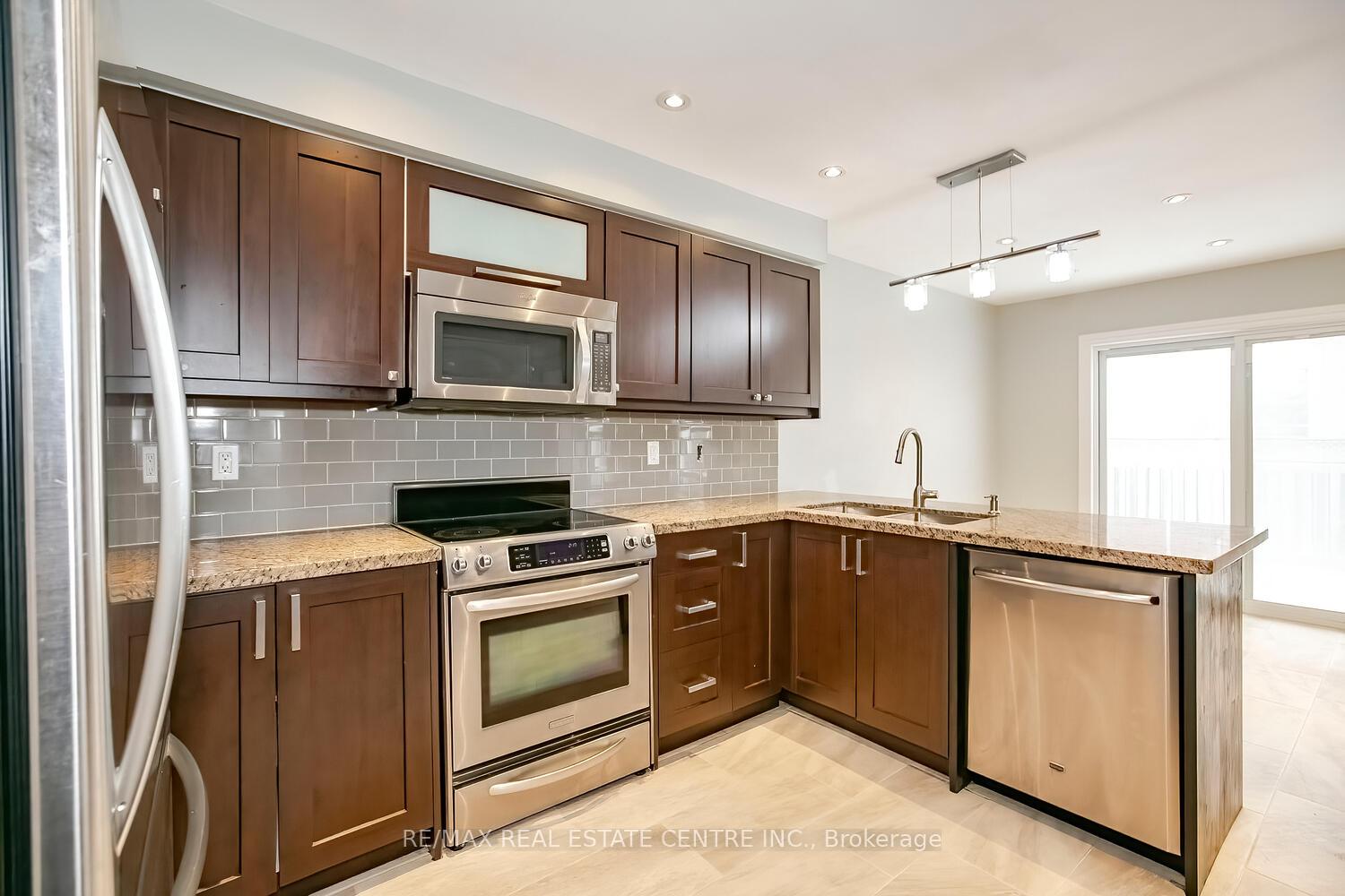 Photo 5 of 4 Mccrimmon Drive, Brampton, Fletcher's Meadow — HOMEH