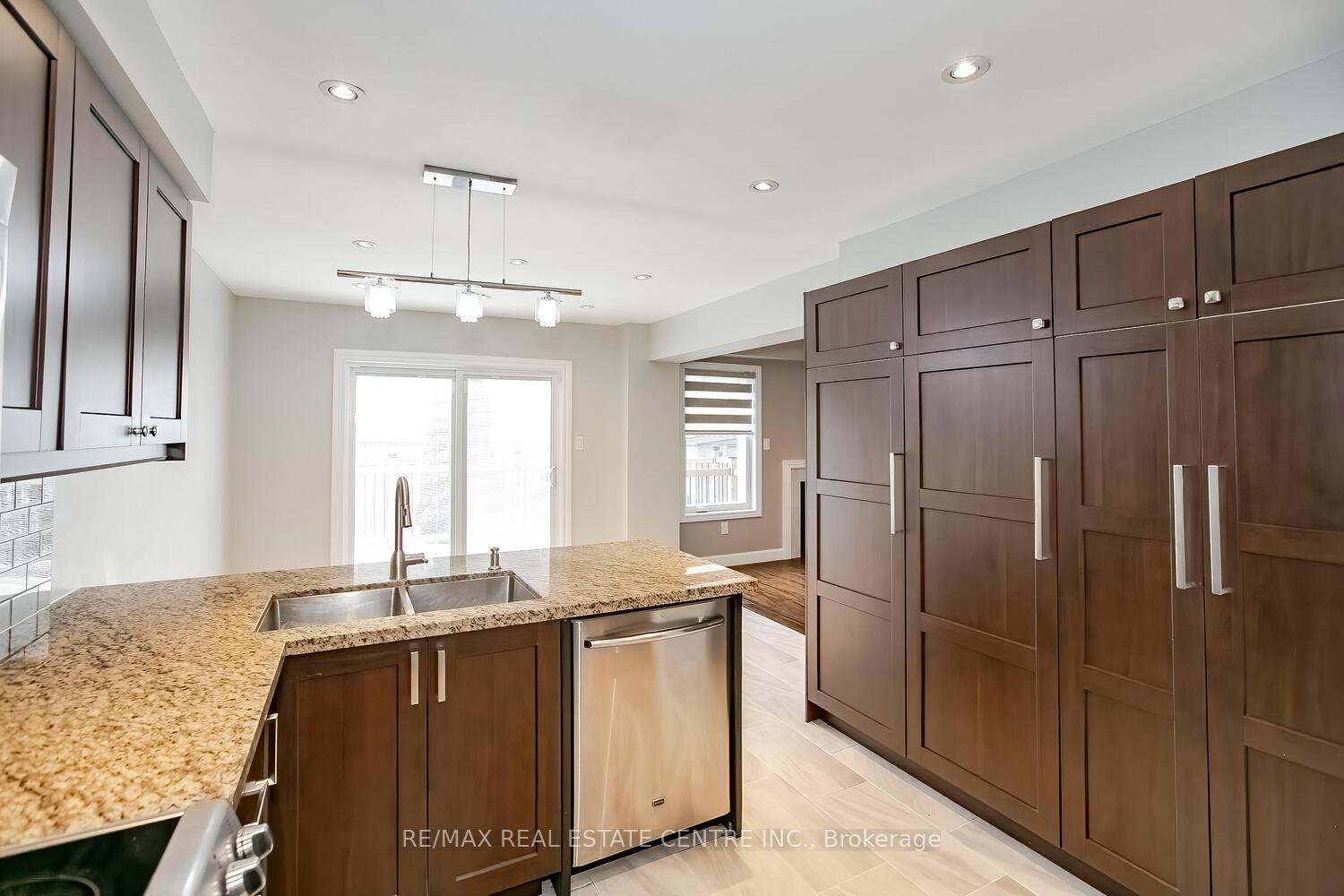 Photo 6 of 4 Mccrimmon Drive, Brampton, Fletcher's Meadow — HOMEH