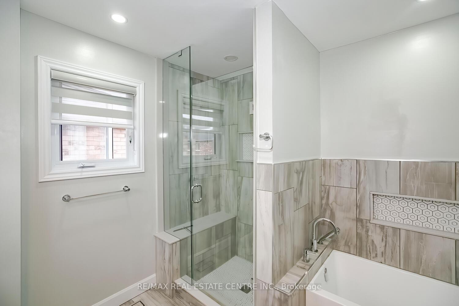 Photo 14 of 4 Mccrimmon Drive, Brampton, Fletcher's Meadow — HOMEH