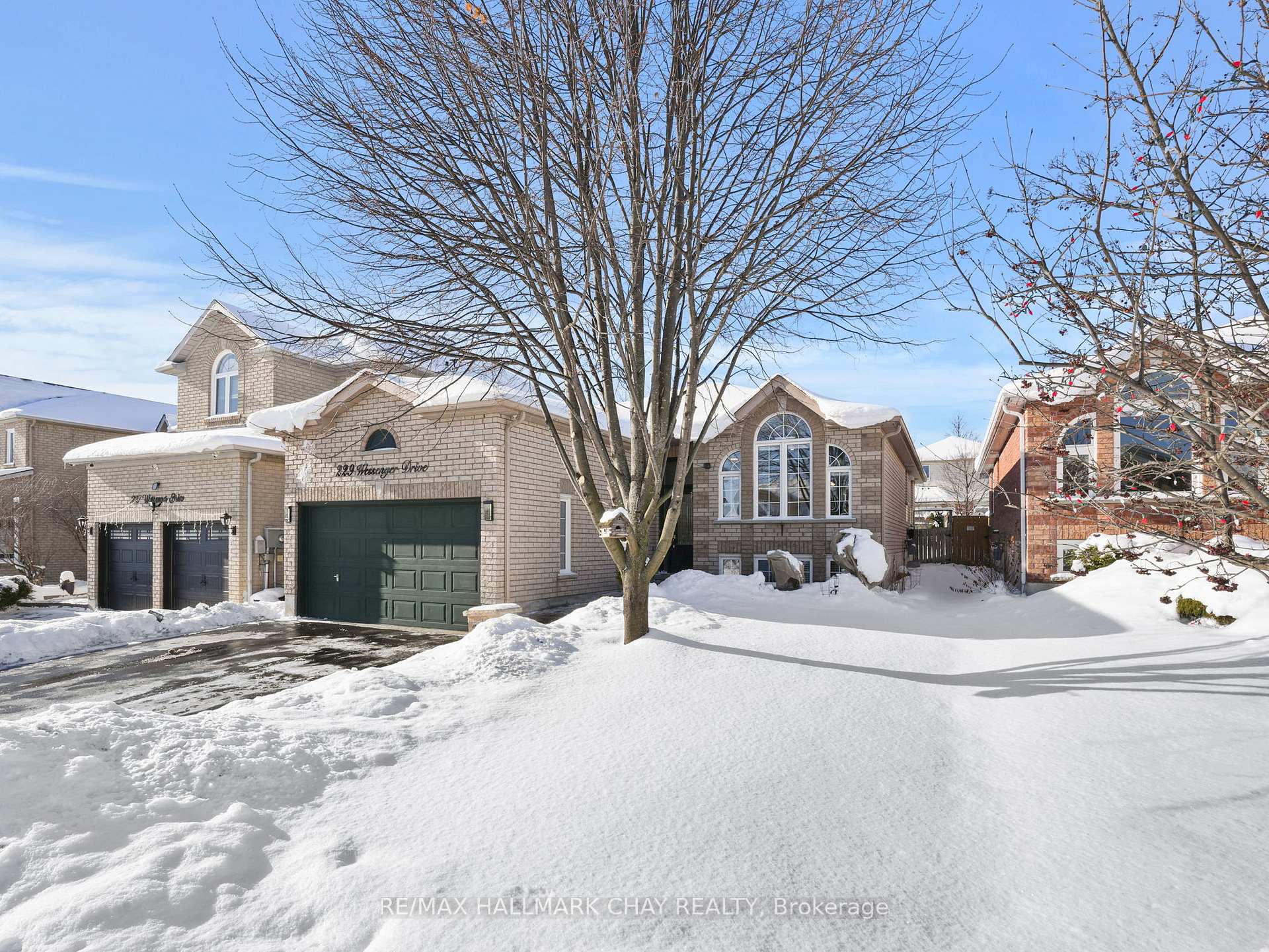 Photo 2 of 229 Wessenger Drive, Barrie, Holly — HOMEH