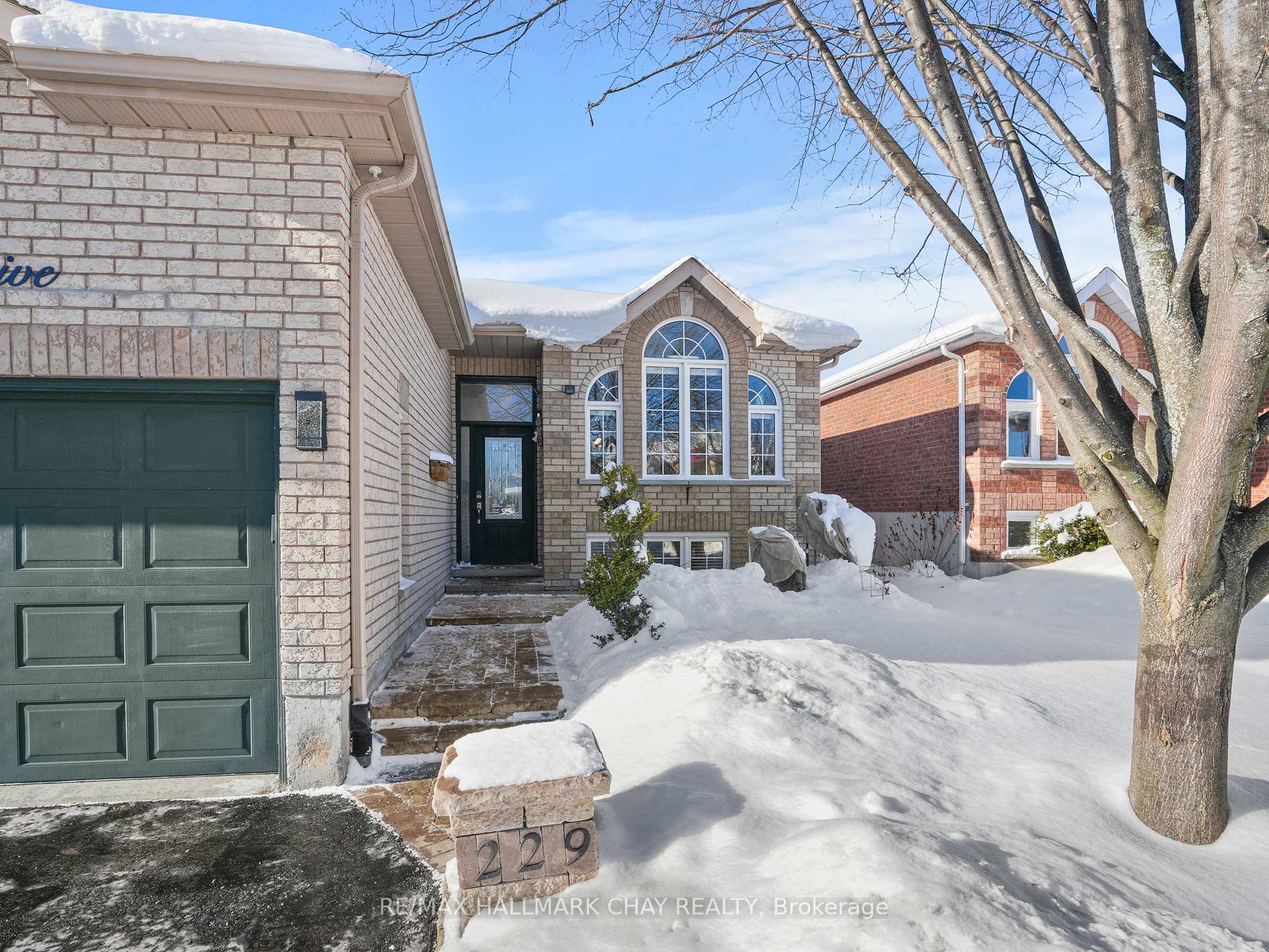 Photo 3 of 229 Wessenger Drive, Barrie, Holly — HOMEH