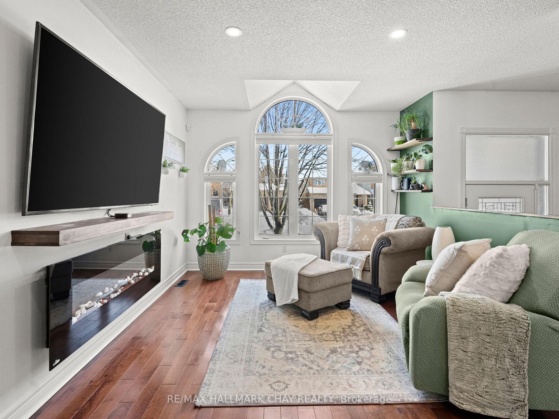 Photo 5 of 229 Wessenger Drive, Barrie, Holly — HOMEH