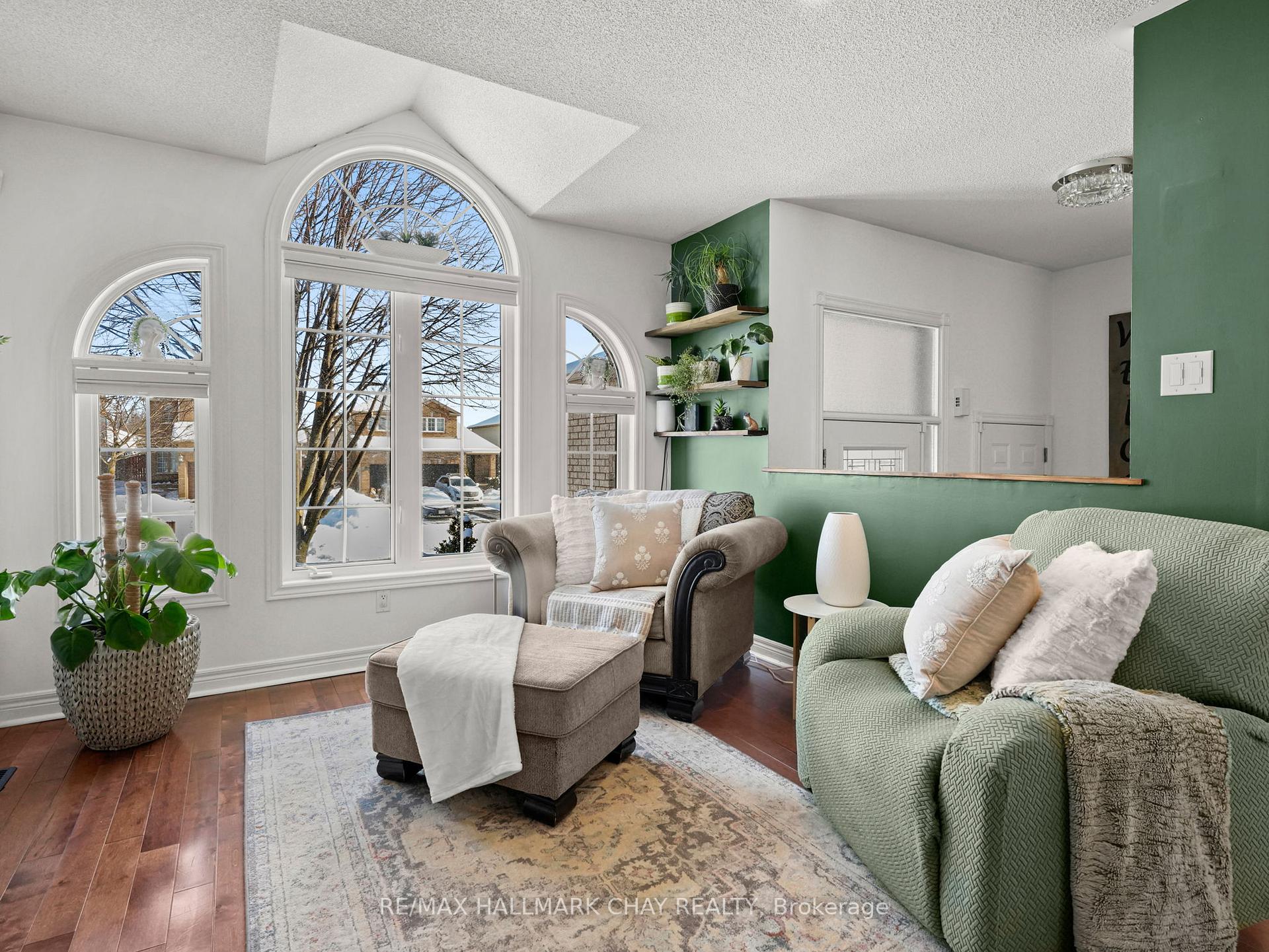 Photo 6 of 229 Wessenger Drive, Barrie, Holly — HOMEH
