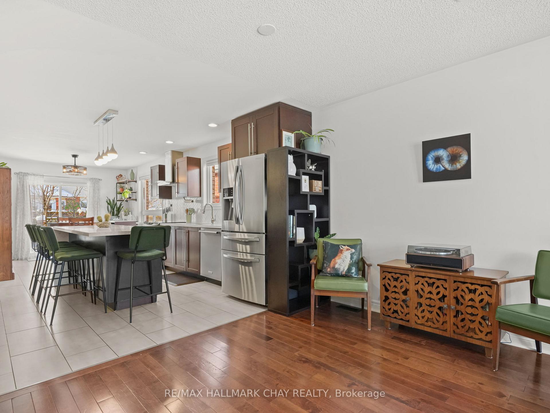 Photo 8 of 229 Wessenger Drive, Barrie, Holly — HOMEH