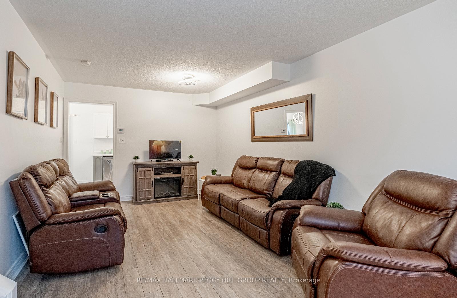 Photo 5 of 18 Bentley Crescent, Barrie, 400 West — HOMEH