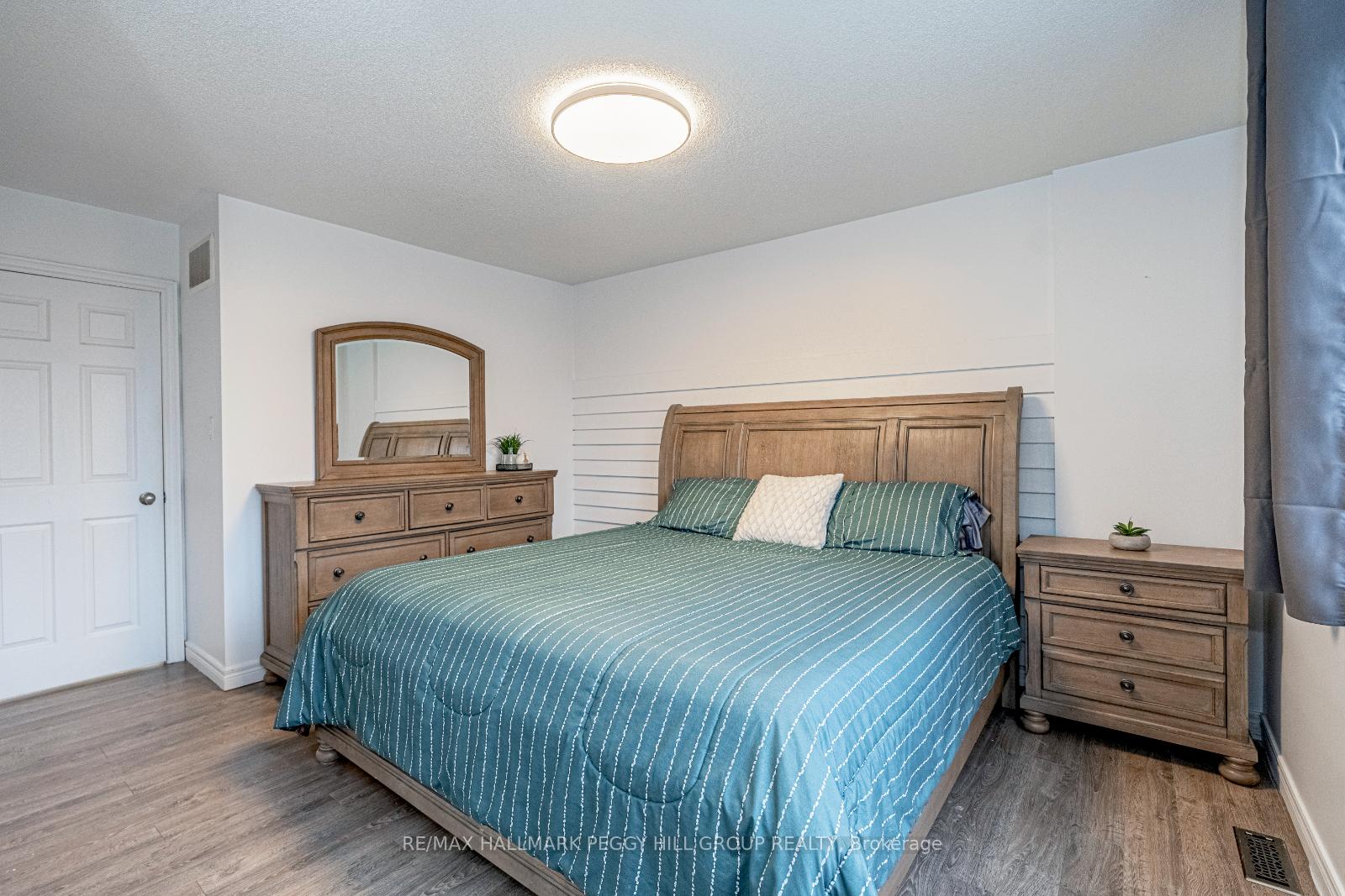 Photo 7 of 18 Bentley Crescent, Barrie, 400 West — HOMEH