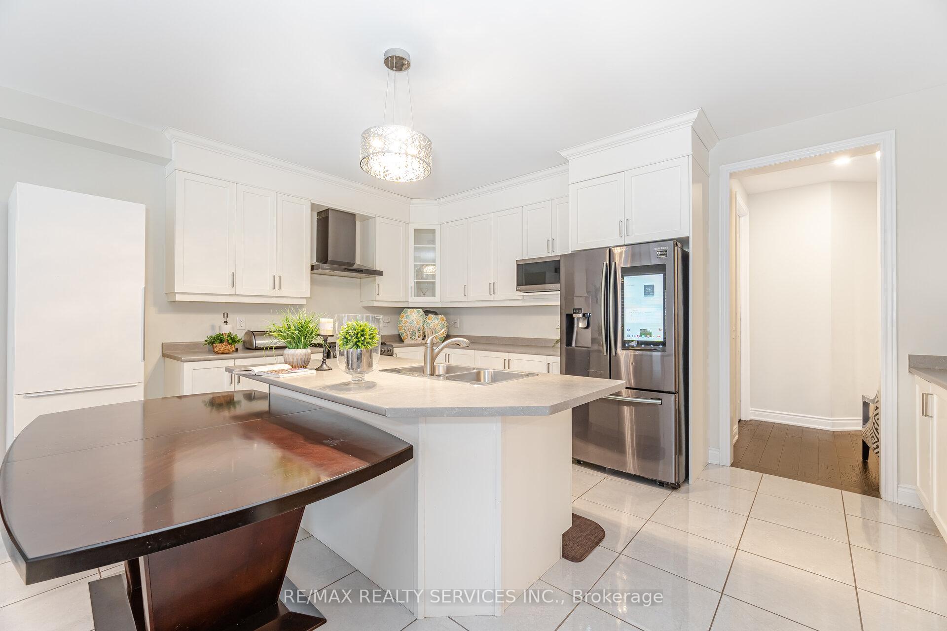 Photo 13 of 24 Padbury Trail, Brampton, Northwest Brampton — HOMEH