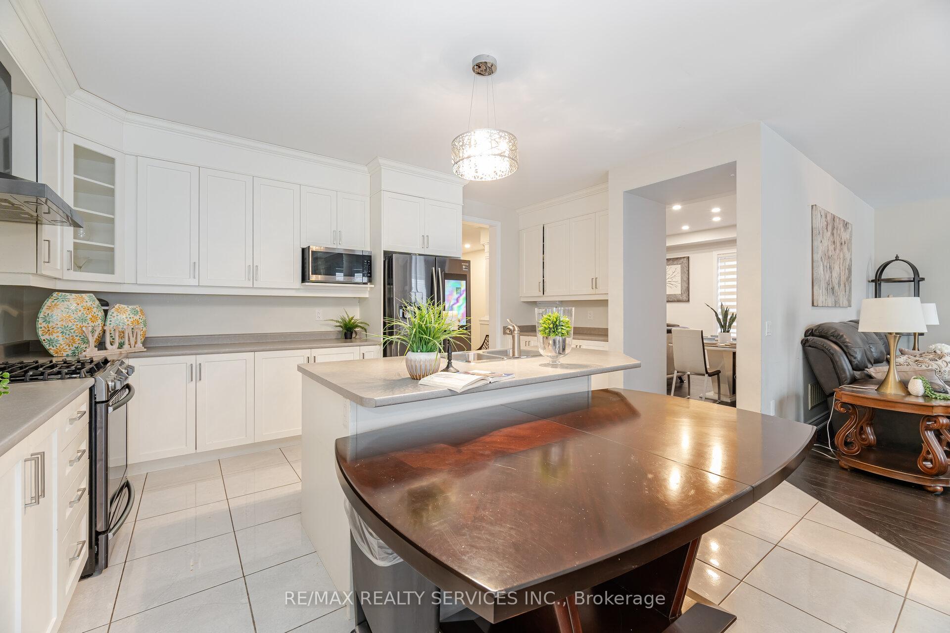 Photo 14 of 24 Padbury Trail, Brampton, Northwest Brampton — HOMEH