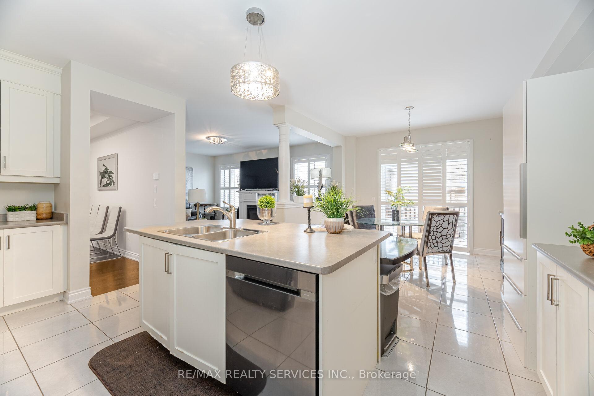 Photo 15 of 24 Padbury Trail, Brampton, Northwest Brampton — HOMEH