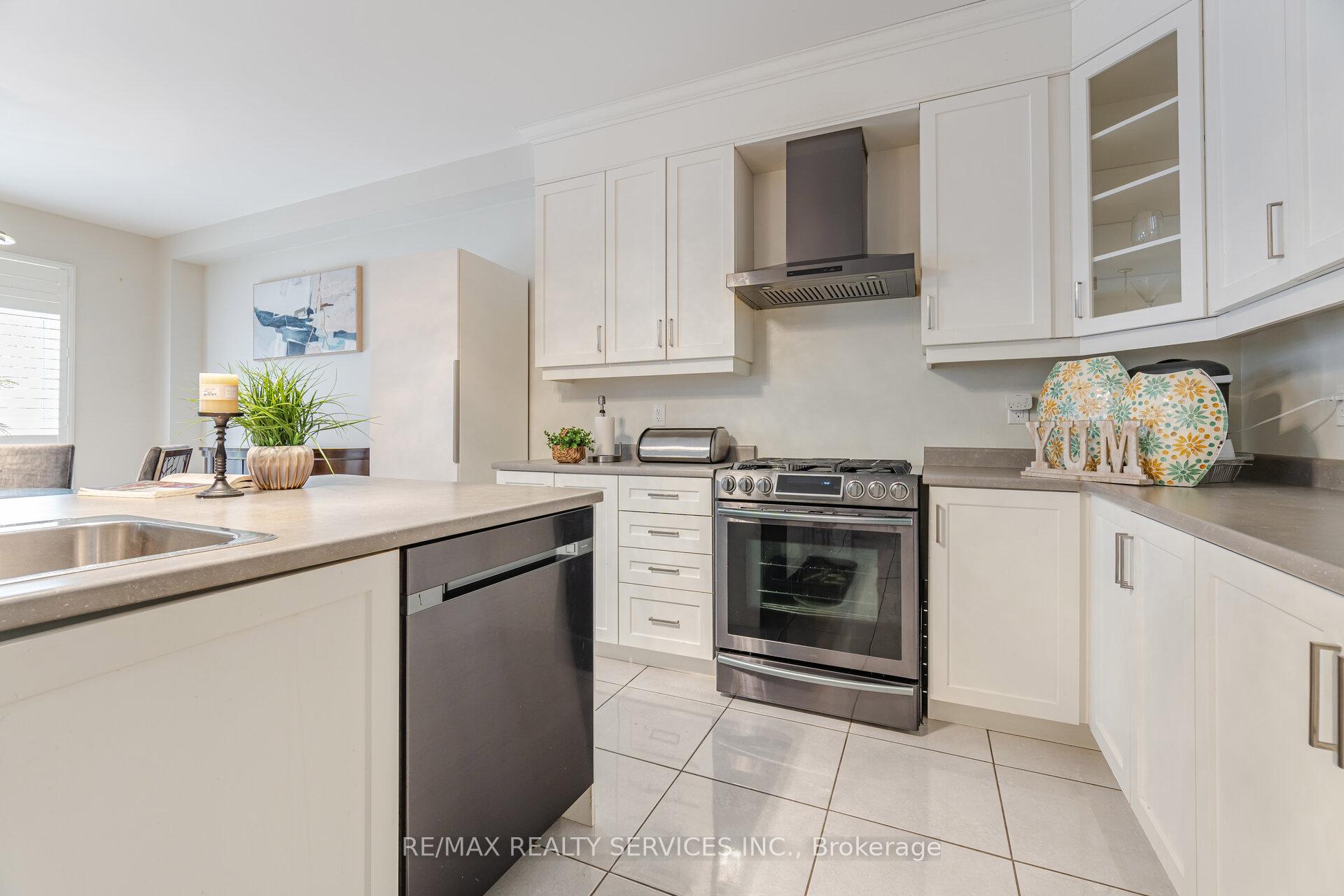Photo 16 of 24 Padbury Trail, Brampton, Northwest Brampton — HOMEH