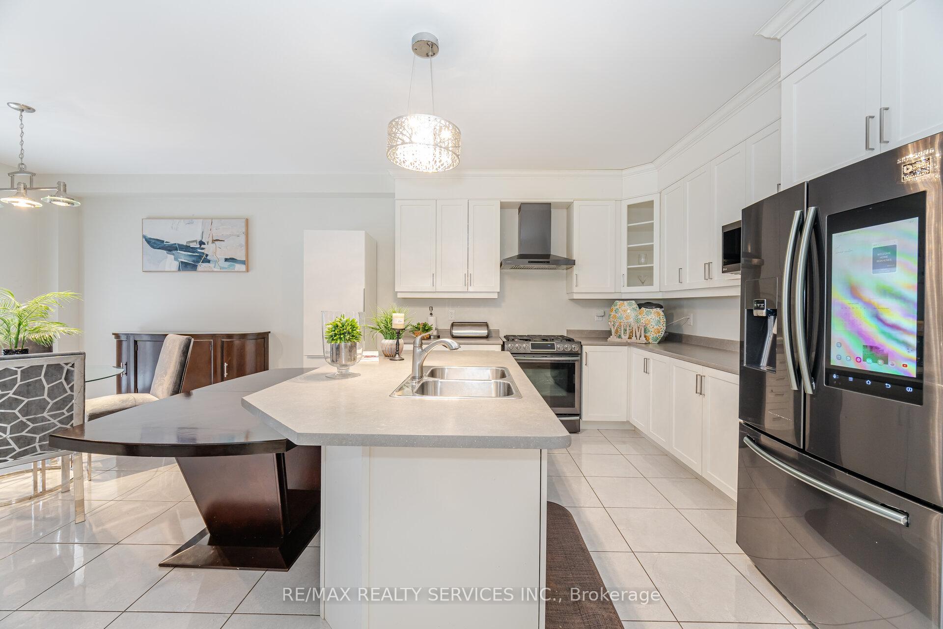 Photo 17 of 24 Padbury Trail, Brampton, Northwest Brampton — HOMEH