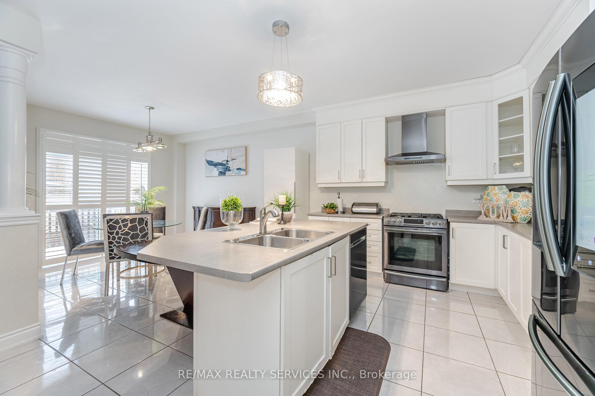 Photo 18 of 24 Padbury Trail, Brampton, Northwest Brampton — HOMEH