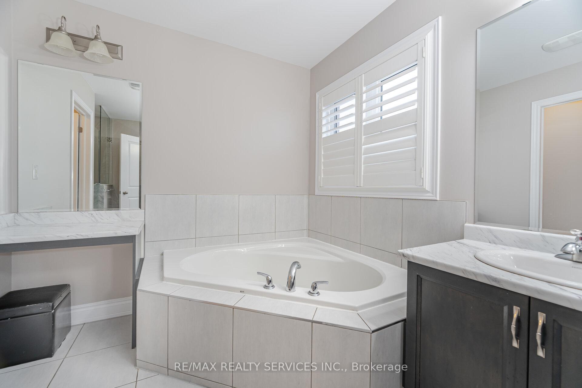 Photo 34 of 24 Padbury Trail, Brampton, Northwest Brampton — HOMEH