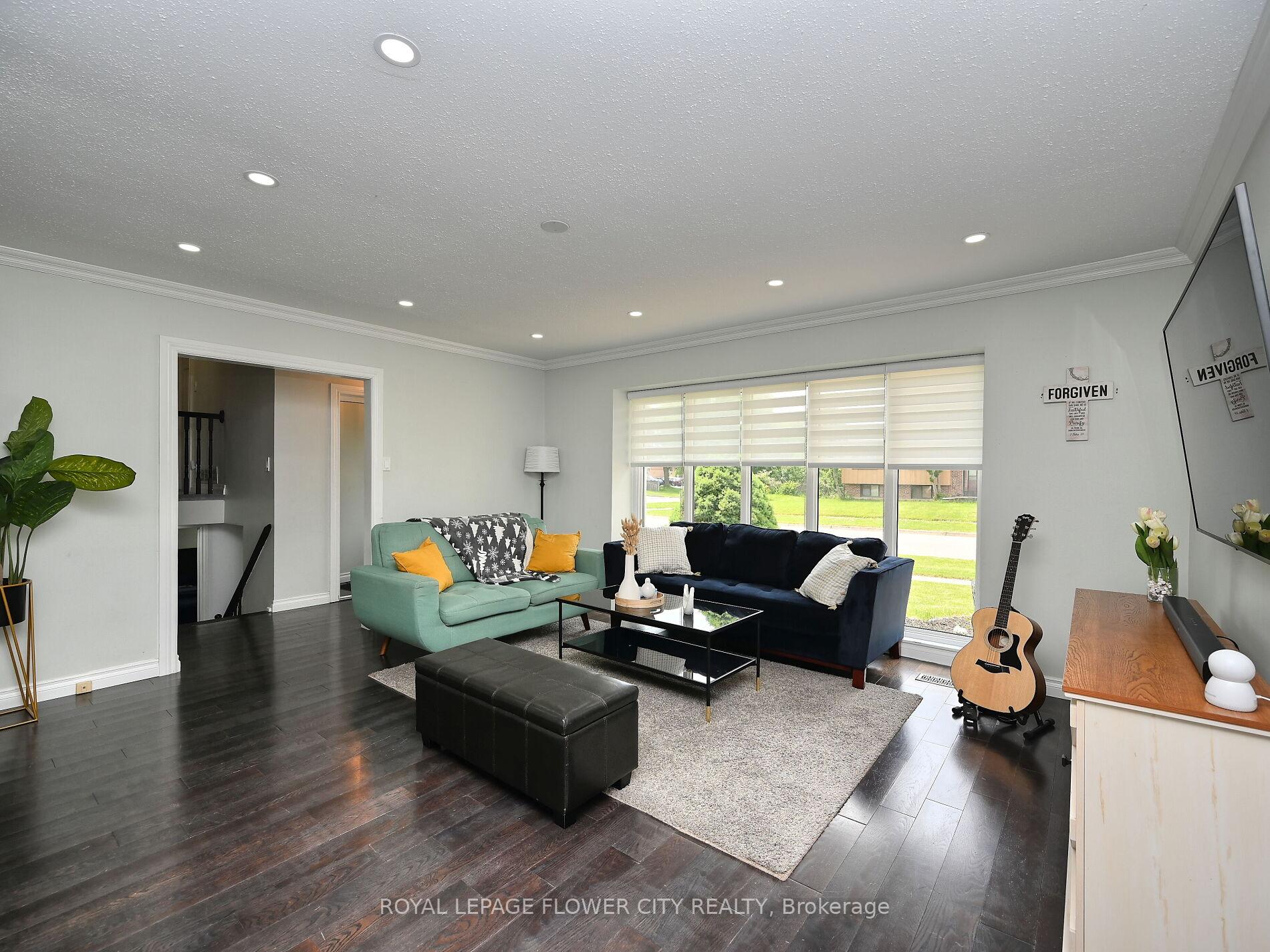 Photo 3 of 2 Aintree Crescent, Brampton, Avondale — HOMEH