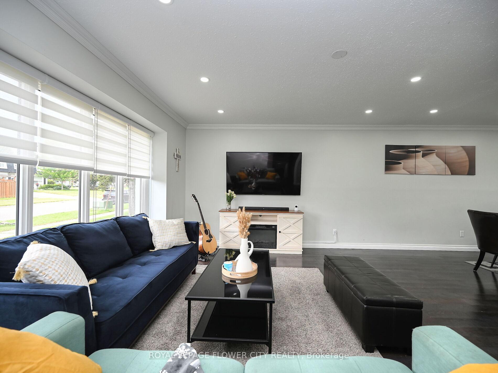 Photo 5 of 2 Aintree Crescent, Brampton, Avondale — HOMEH