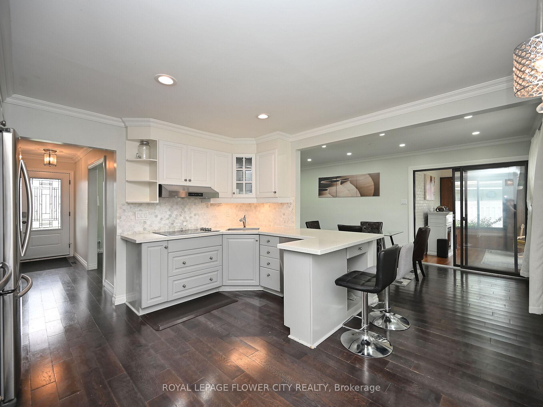 Photo 10 of 2 Aintree Crescent, Brampton, Avondale — HOMEH