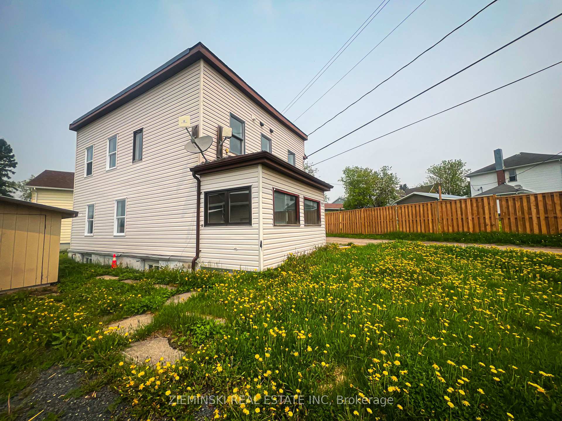 Photo 3 of Unit B, 15 Fourth Street, Cochrane — HOMEH