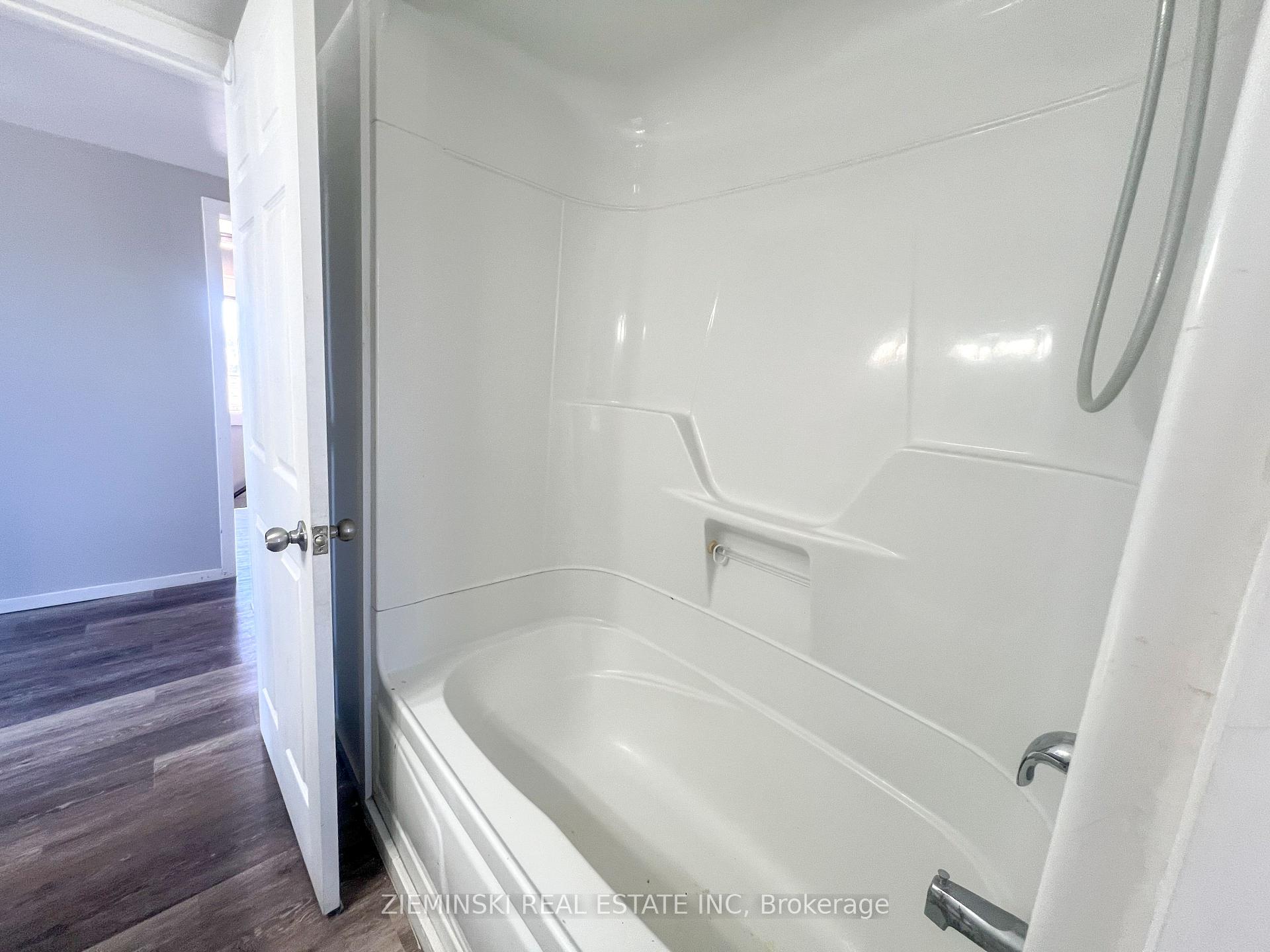 Photo 10 of Unit B, 15 Fourth Street, Cochrane — HOMEH