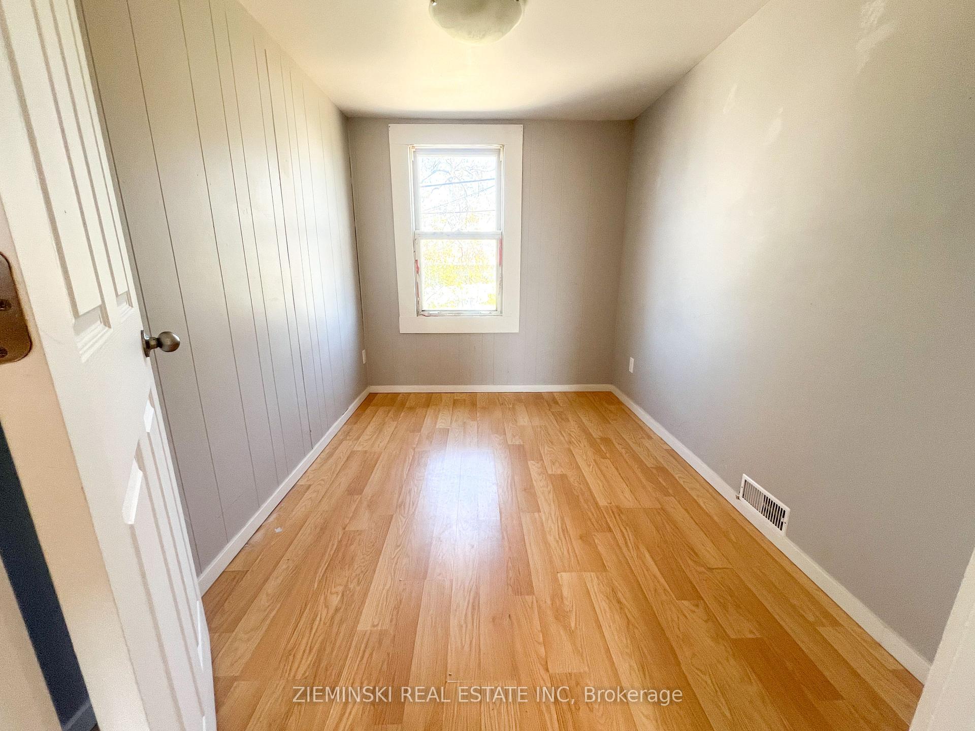 Photo 14 of Unit B, 15 Fourth Street, Cochrane — HOMEH