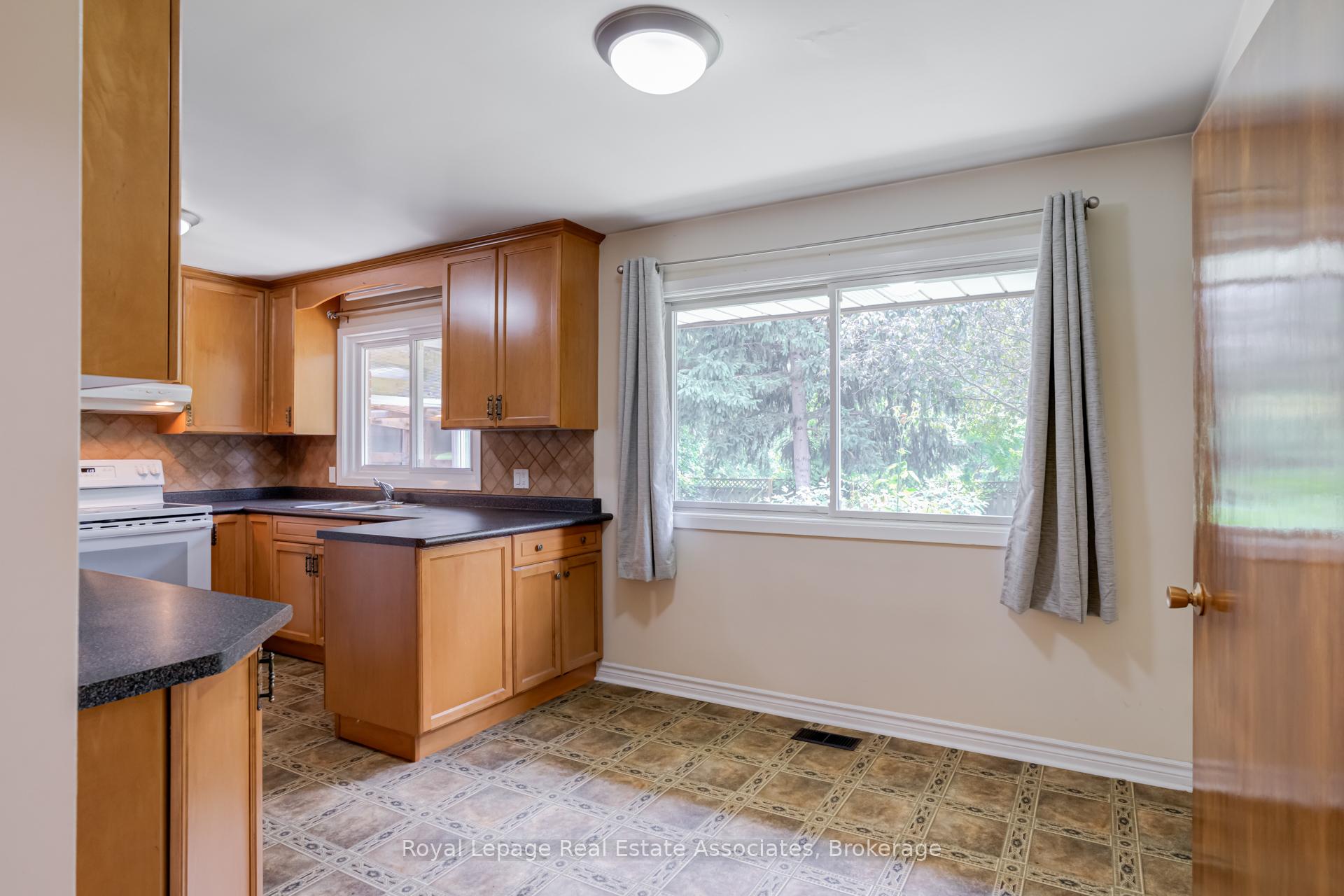 Photo 8 of 36 Trelawne Drive, St. Catharines, Vine/Linwell — HOMEH