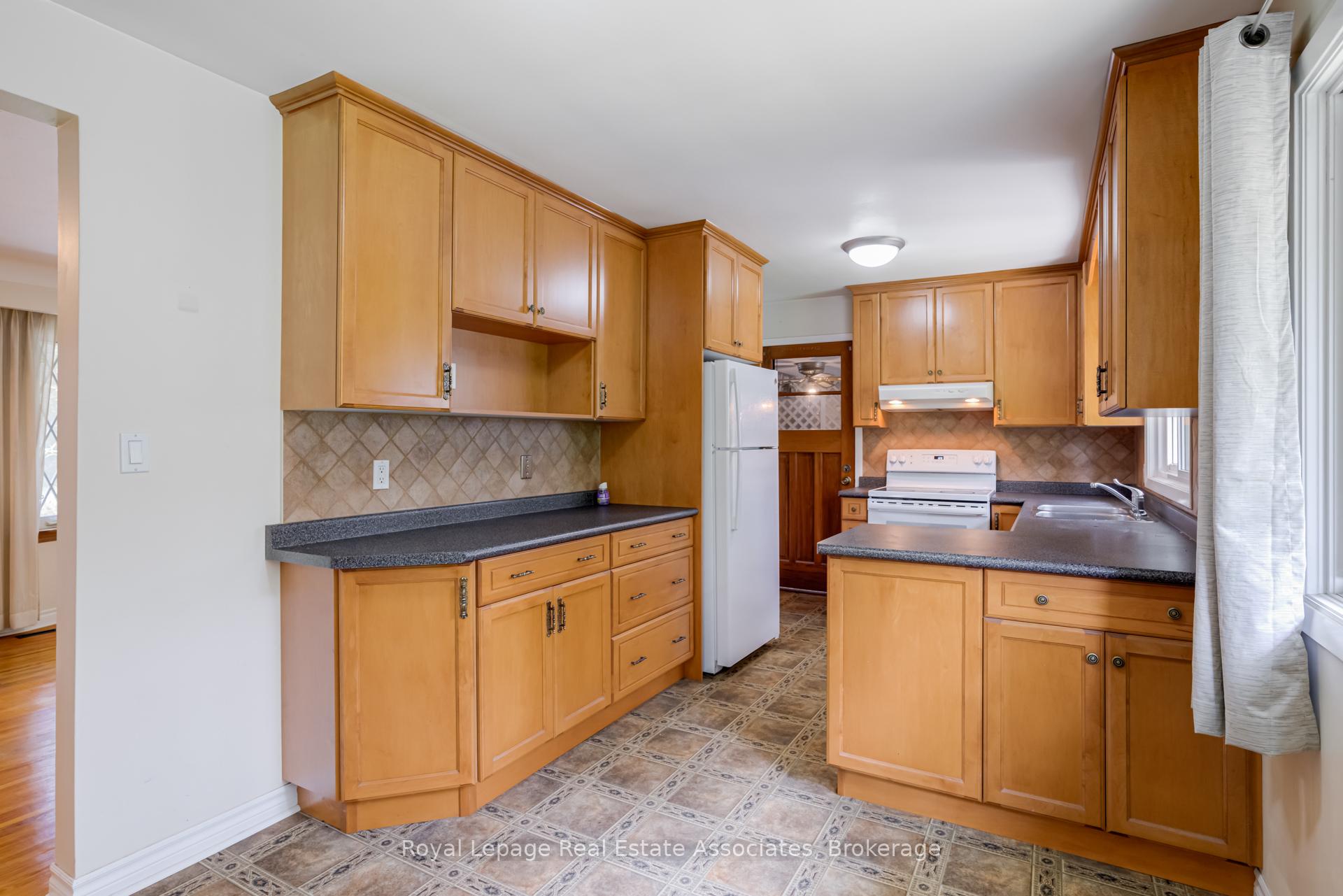 Photo 9 of 36 Trelawne Drive, St. Catharines, Vine/Linwell — HOMEH