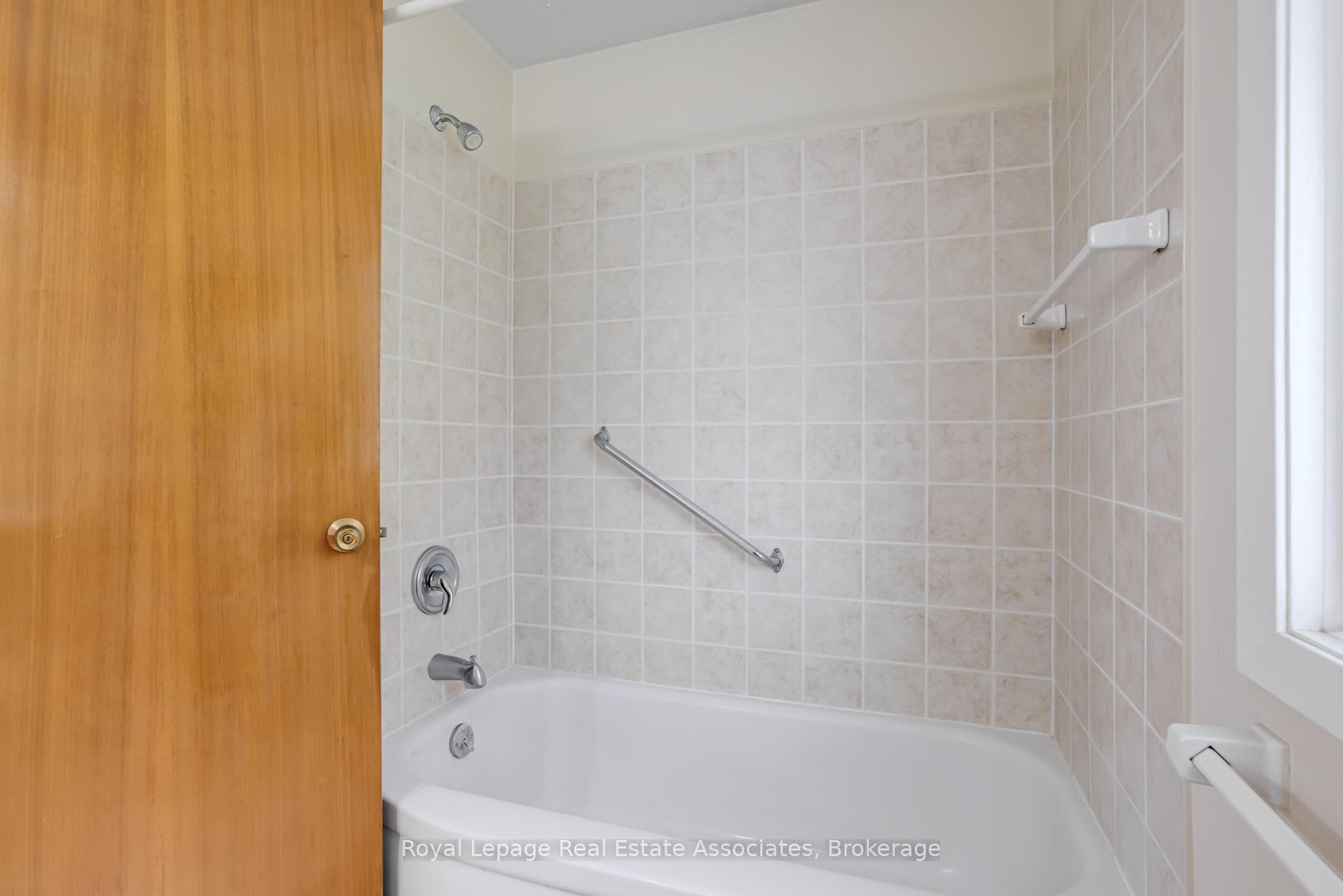 Photo 18 of 36 Trelawne Drive, St. Catharines, Vine/Linwell — HOMEH
