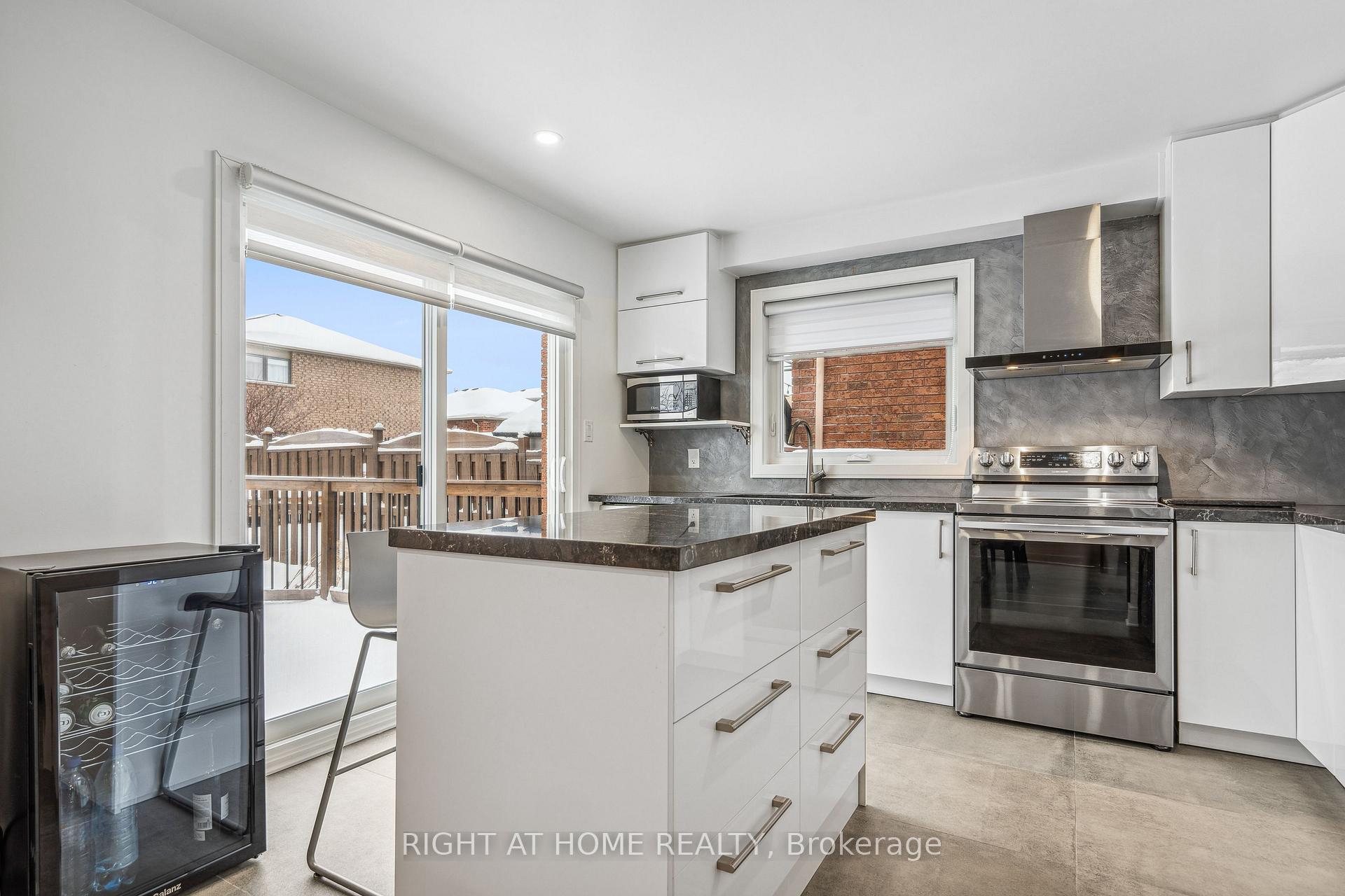 Photo 9 of 14 Butternut Drive, Barrie, Holly — HOMEH