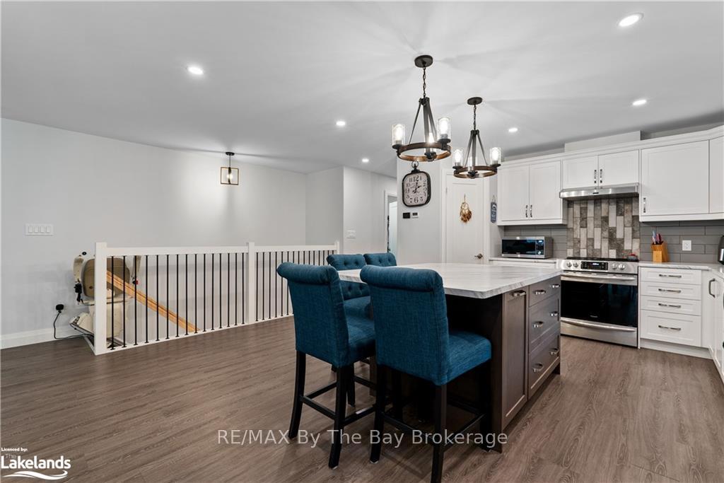 Photo 8 of 88 Henry Street, Barrie, Queen's Park — HOMEH
