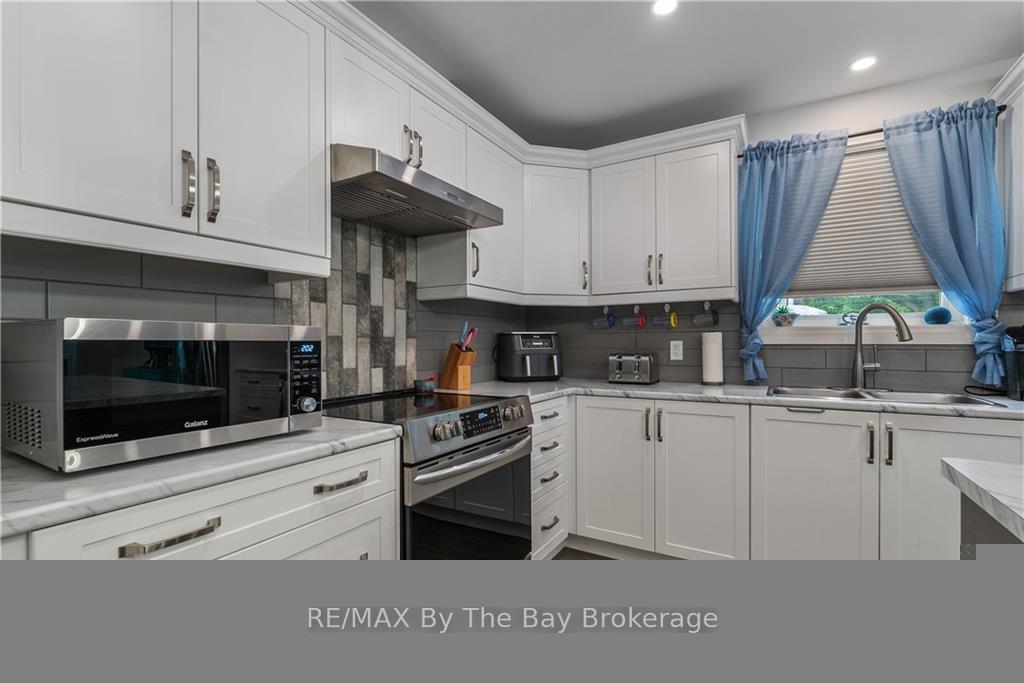 Photo 9 of 88 Henry Street, Barrie, Queen's Park — HOMEH
