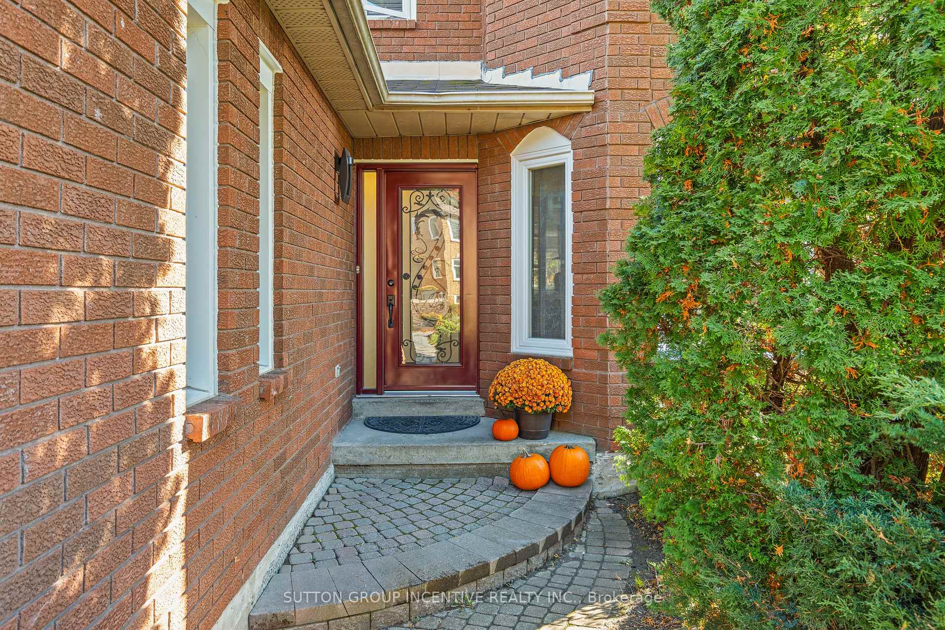 Photo 2 of 31 Moore Place, Barrie, Letitia Heights — HOMEH