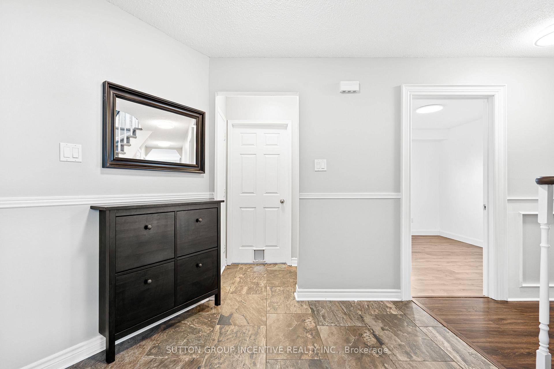 Photo 3 of 31 Moore Place, Barrie, Letitia Heights — HOMEH