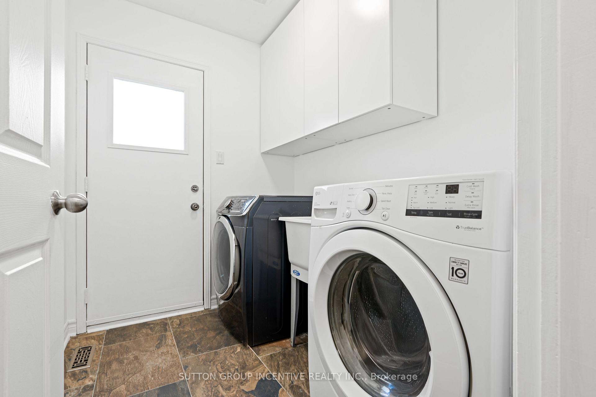 Photo 4 of 31 Moore Place, Barrie, Letitia Heights — HOMEH